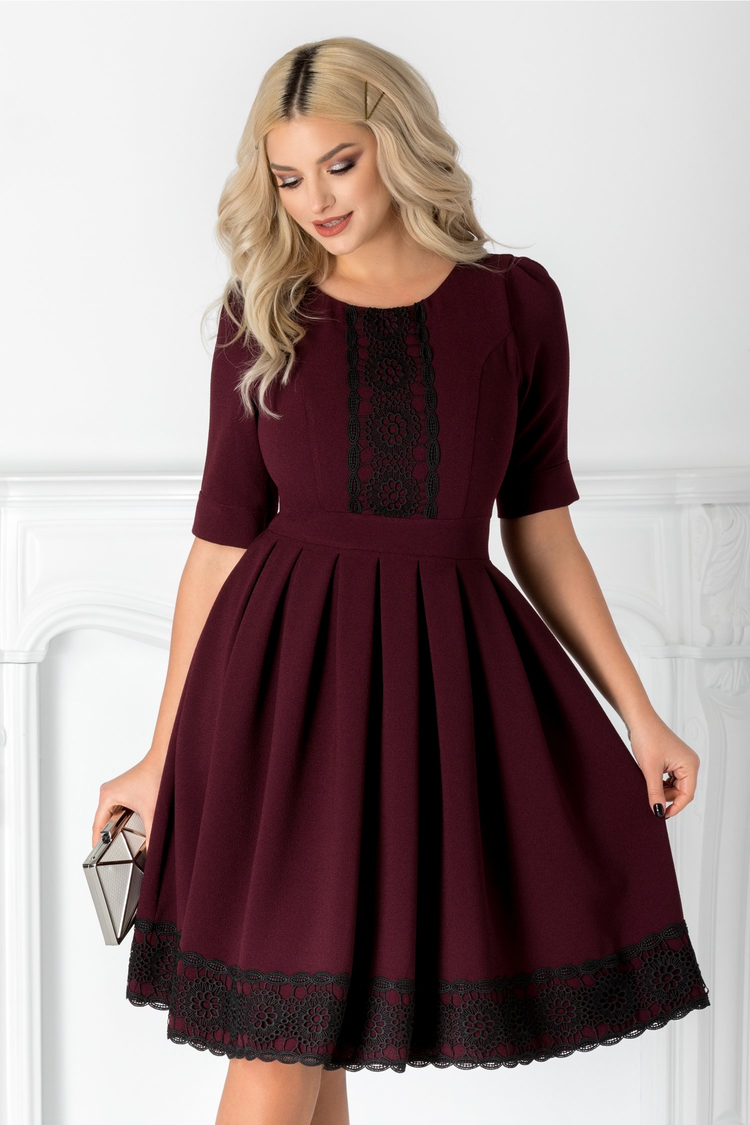 Rochie Larra bordo cu broderie la bust si la baza