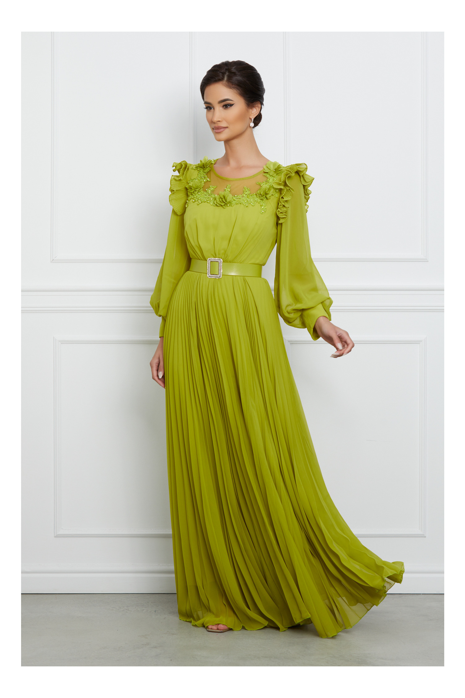 Rochie Laura verde lime lunga cu broderie florala si curea in talie