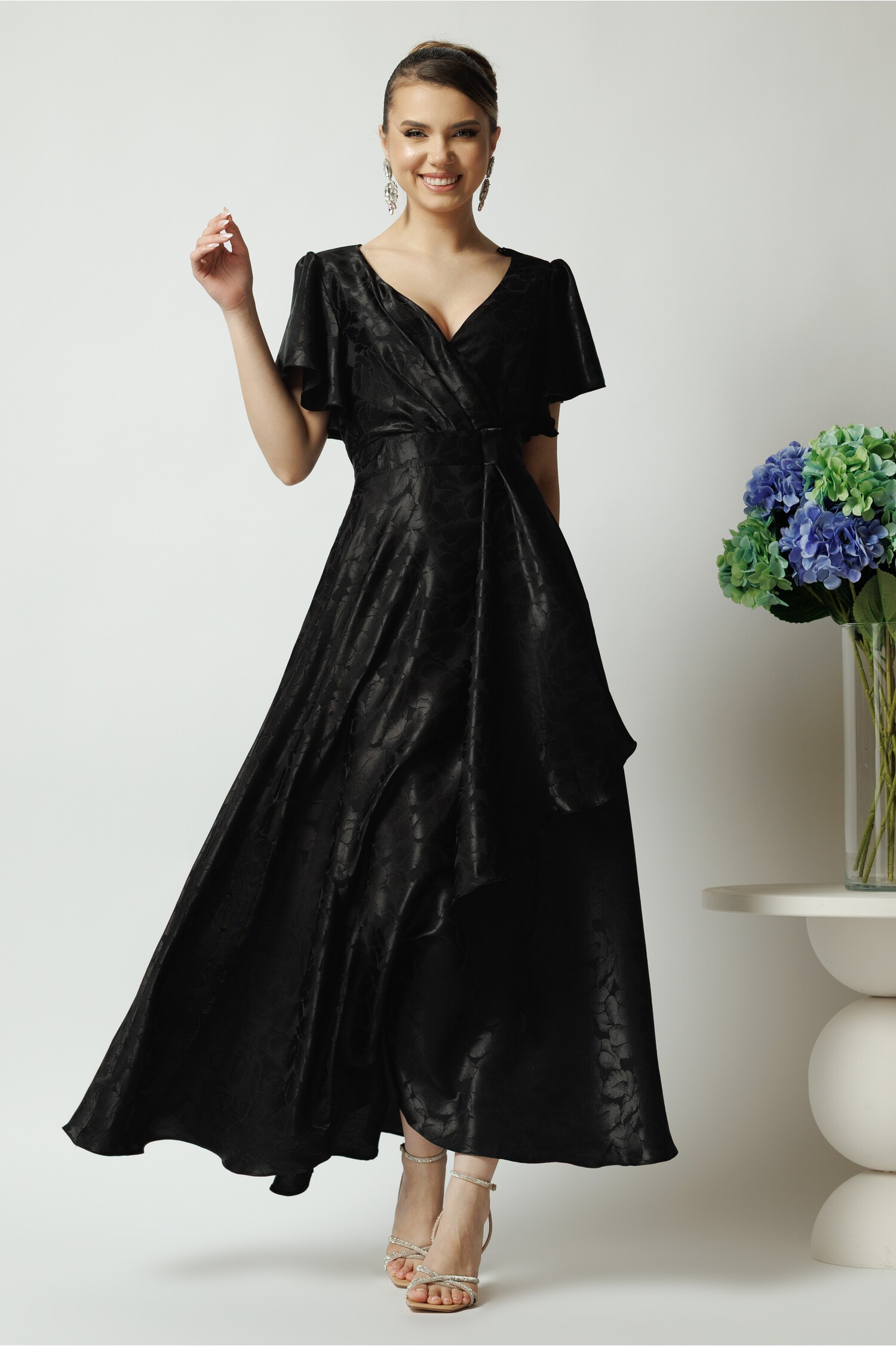 Rochie lunga eleganta din satin neagra cu model si volan