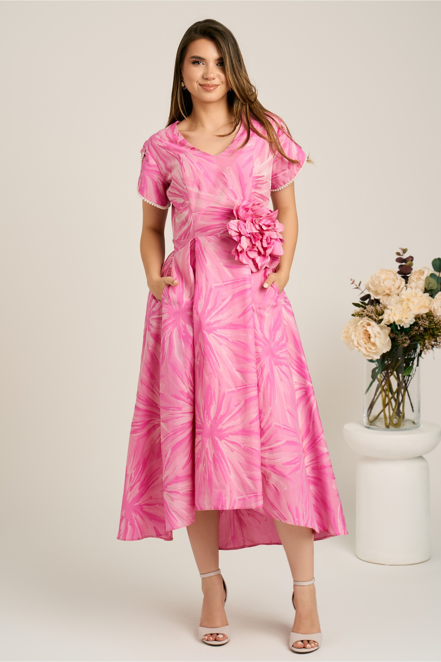 Rochie lunga roz din brocard in clos cu imprimeu si floare maxi detasabila- LaDonna