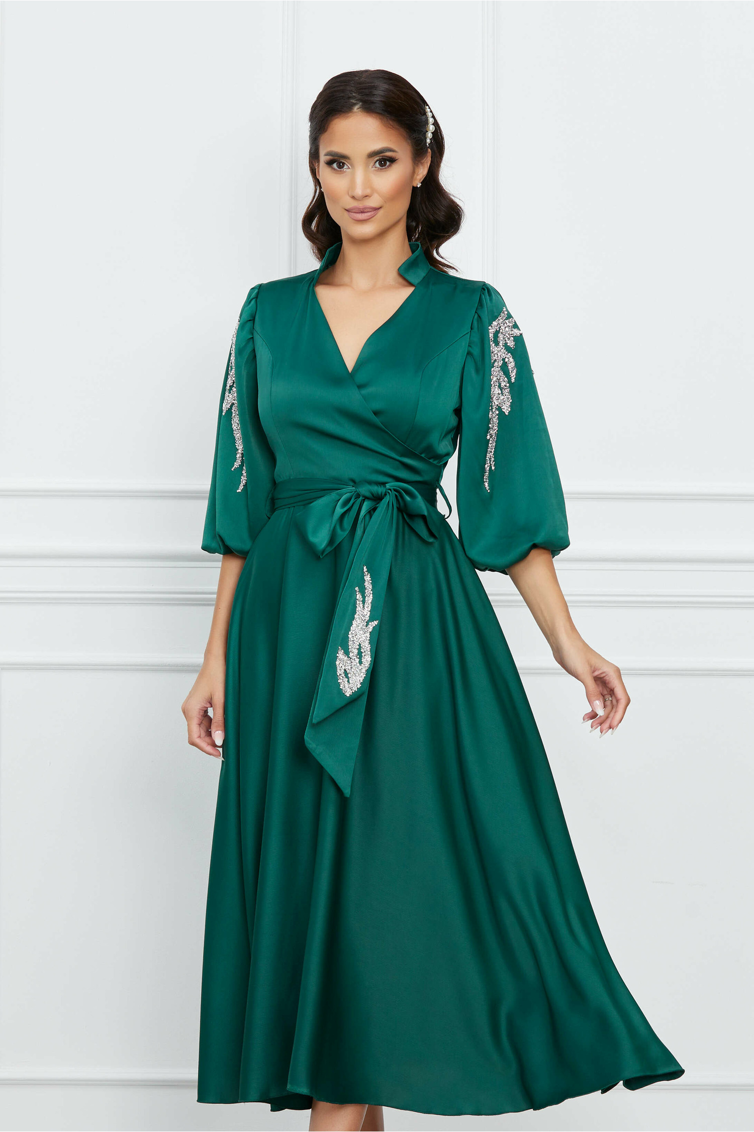 Rochie Magdalena verde inchis din satin cu strasuri pe maneci