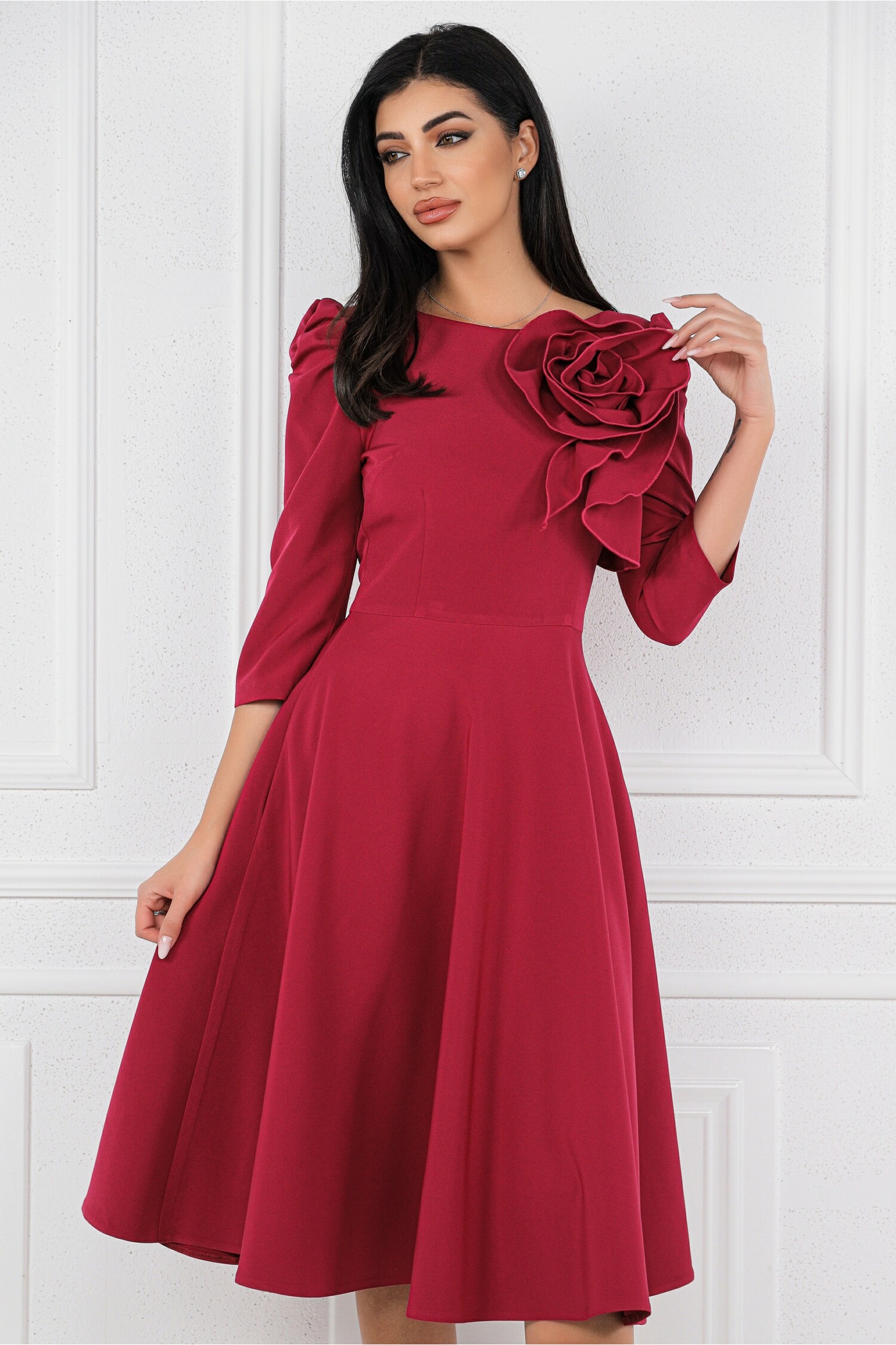 Rochie magenta cu floare maxi pe bust