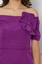 Rochie magenta cu umeri goi si floare pe bust