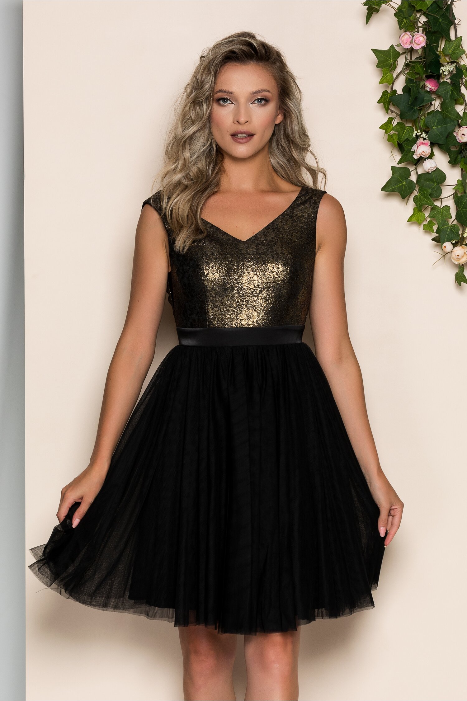 Rochie Marcia neagra cu decupaje in lateral si fusta din tulle