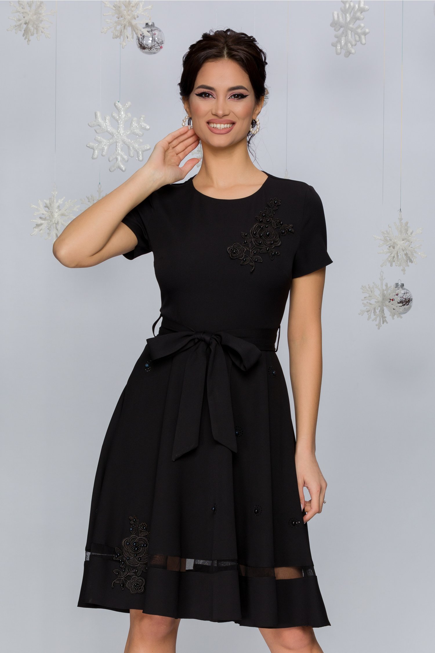 Rochie Maria neagra cu aplicatii din broderie florala si maneci scurte