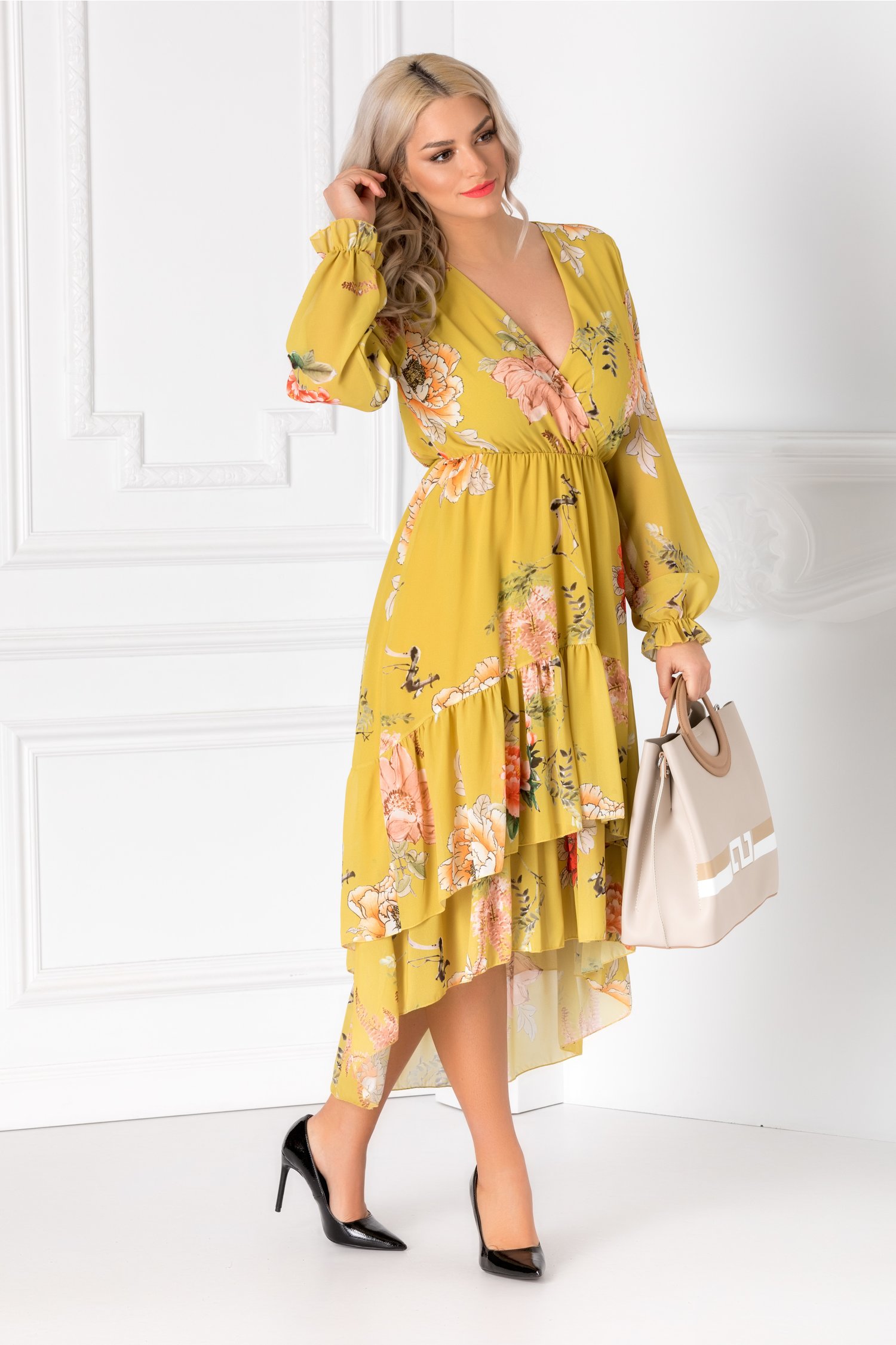 Rochie Marisa galbena cu imprimeu floral si decolteu petrecut