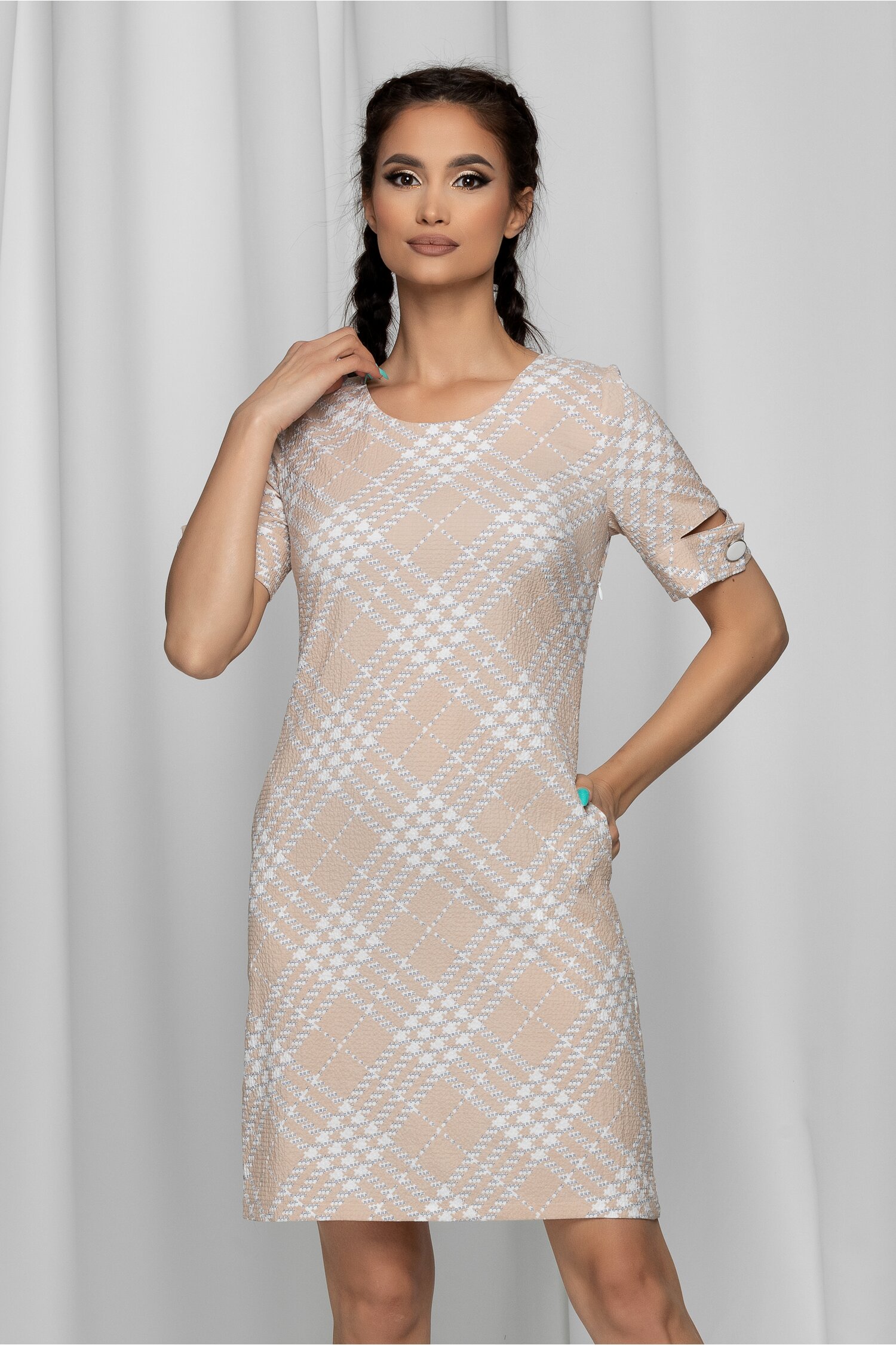 Rochie Marissa bej cu decupaj la maneci si imprimeu geometric