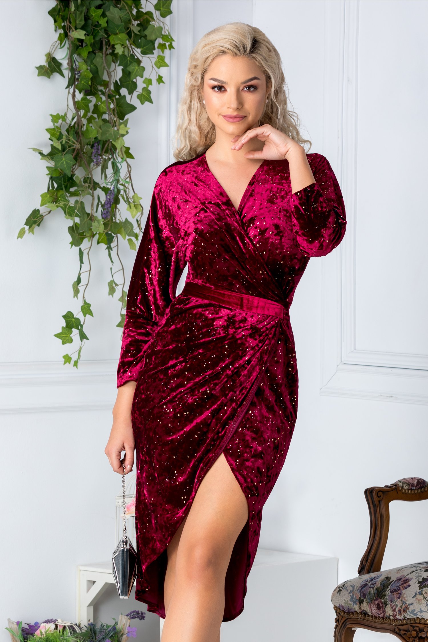 Rochie marsala din catifea petrecuta cu reflexii si paiete