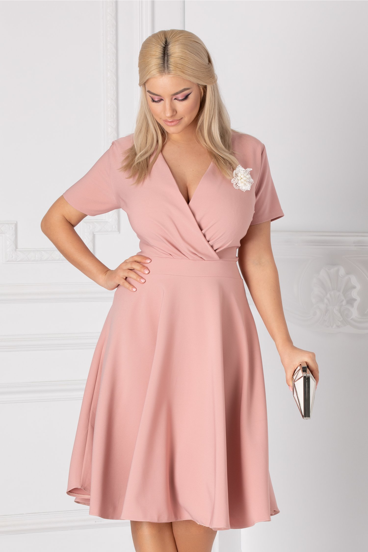 Rochie Matilda roz clos cu decolteu petrecut