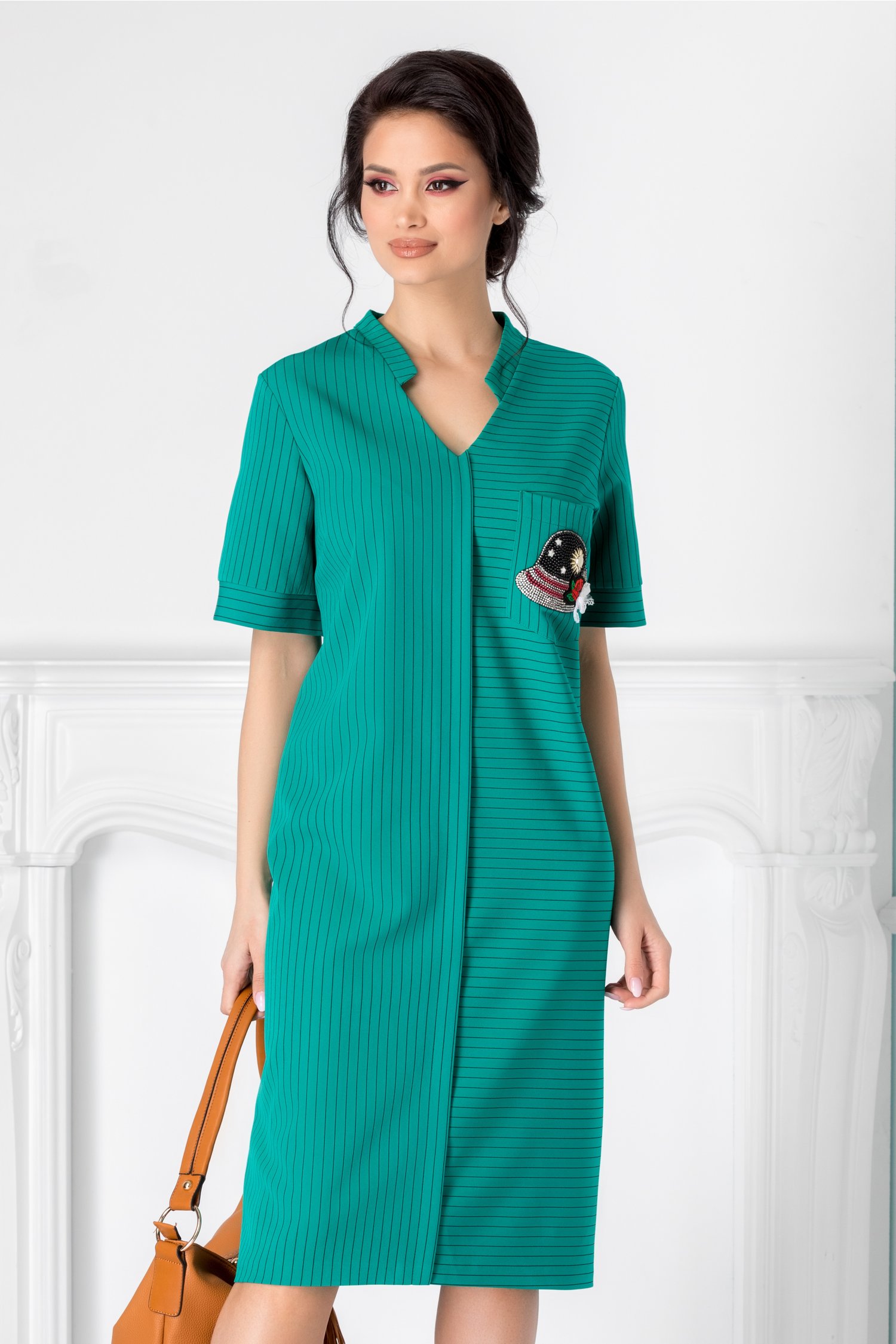 Rochie Matilda verde cu dungi negre si aplicatie din perlute