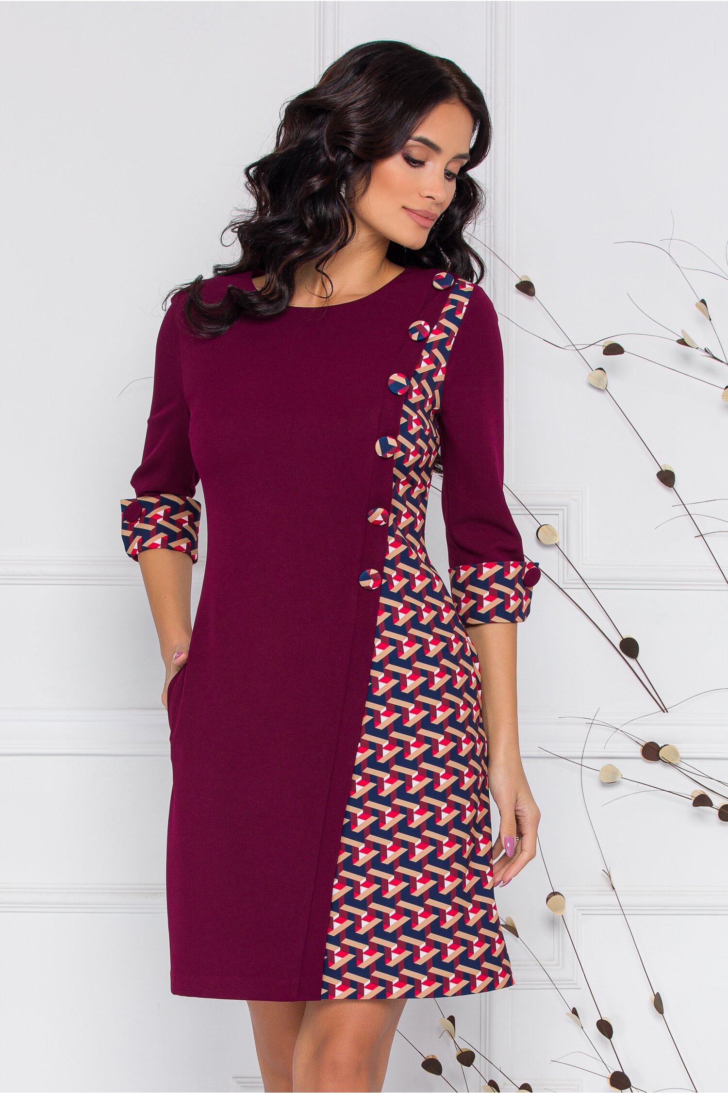Rochie MBG bordo cu imprimeu geometric si nasturi decorativi