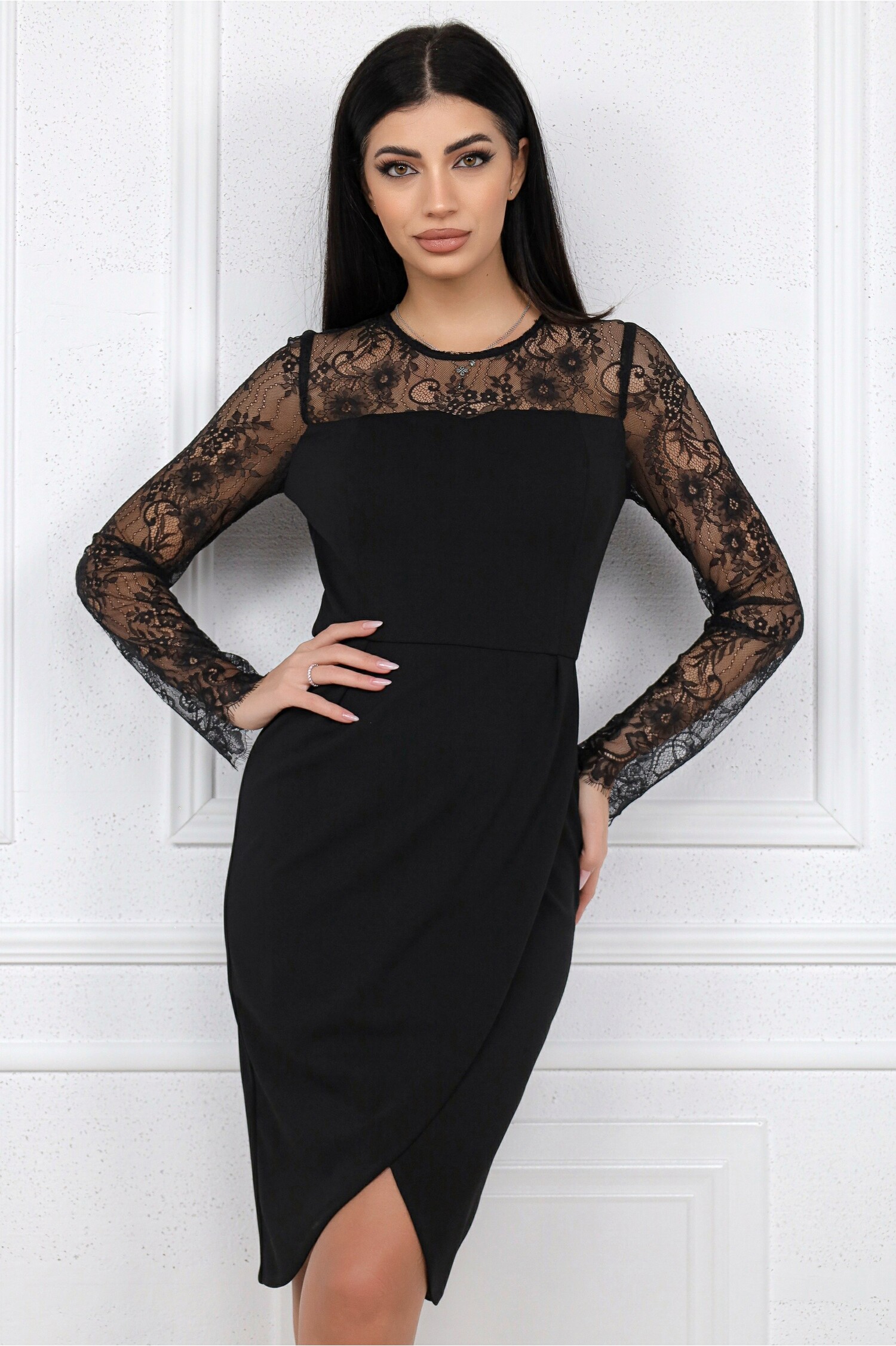 Rochie MBG eleganta din stofa neagra cu dantela la bust si maneci