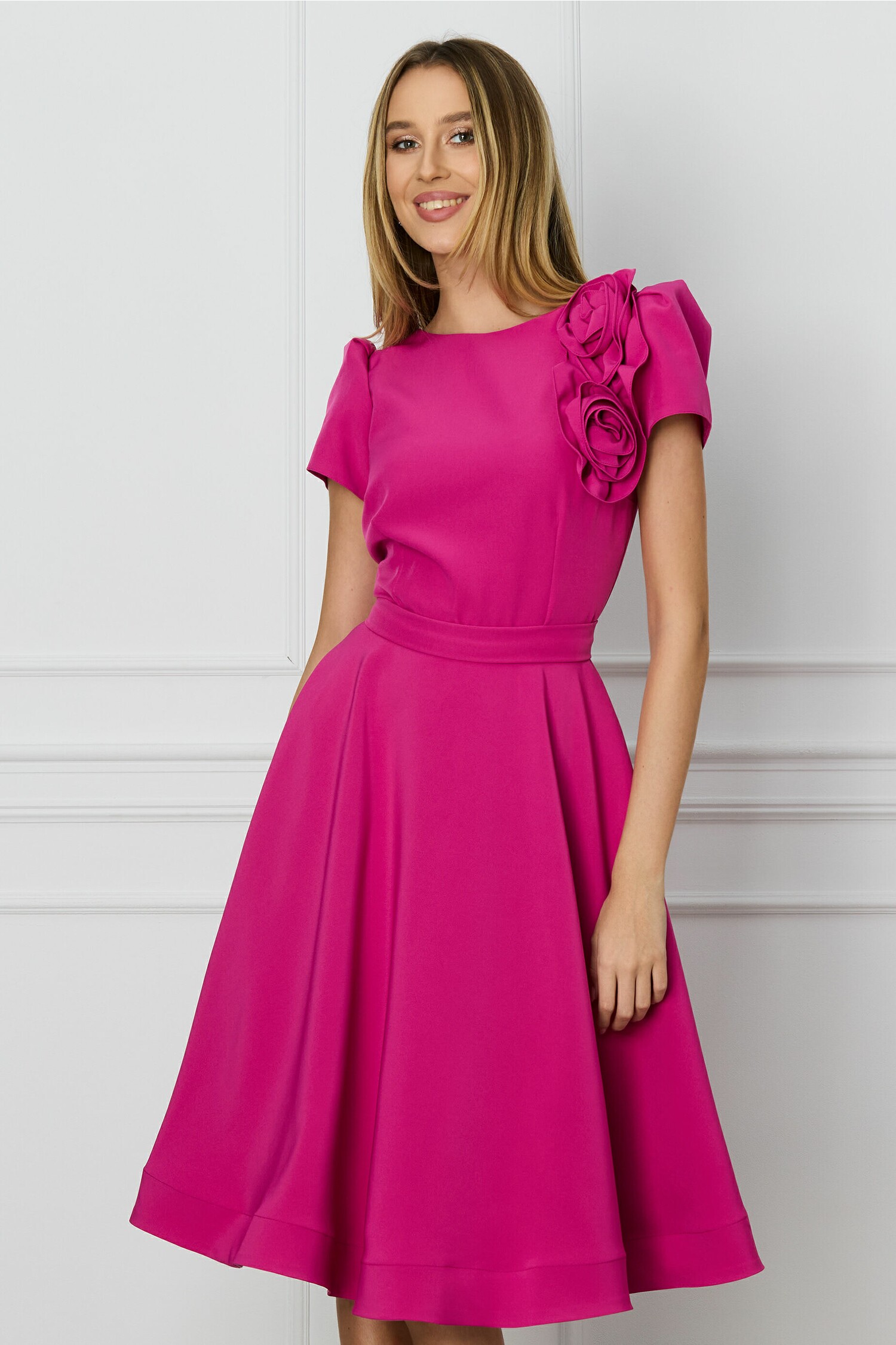 Rochie fucsia cu trandafiri pe bust - Rochii-Dama.ro