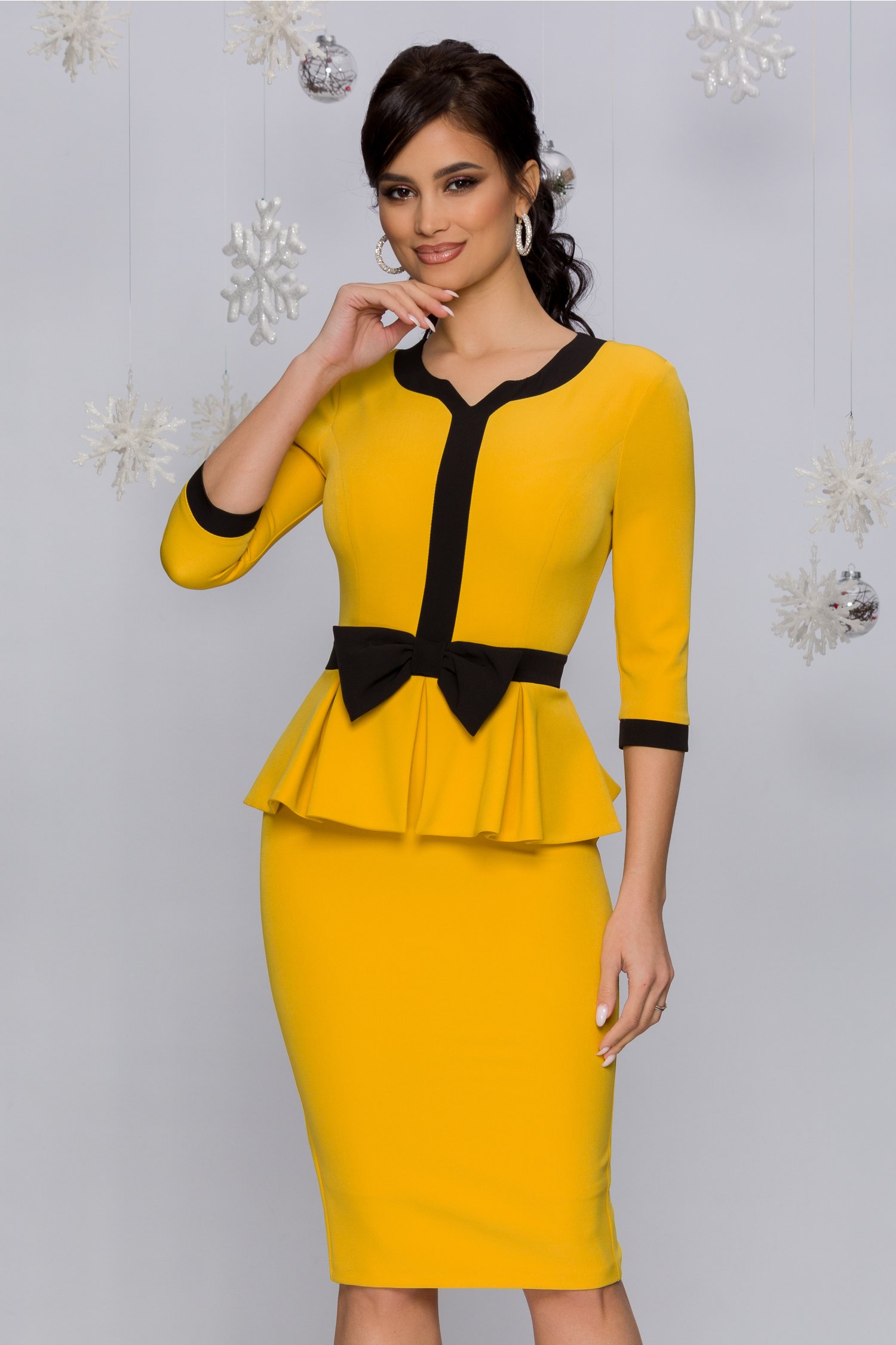 Rochie mbg galben mustar cu peplum si funda maxi neagra in talie