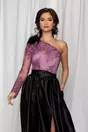 Rochie MBG neagra cu dantela roz la bust si pene la umar