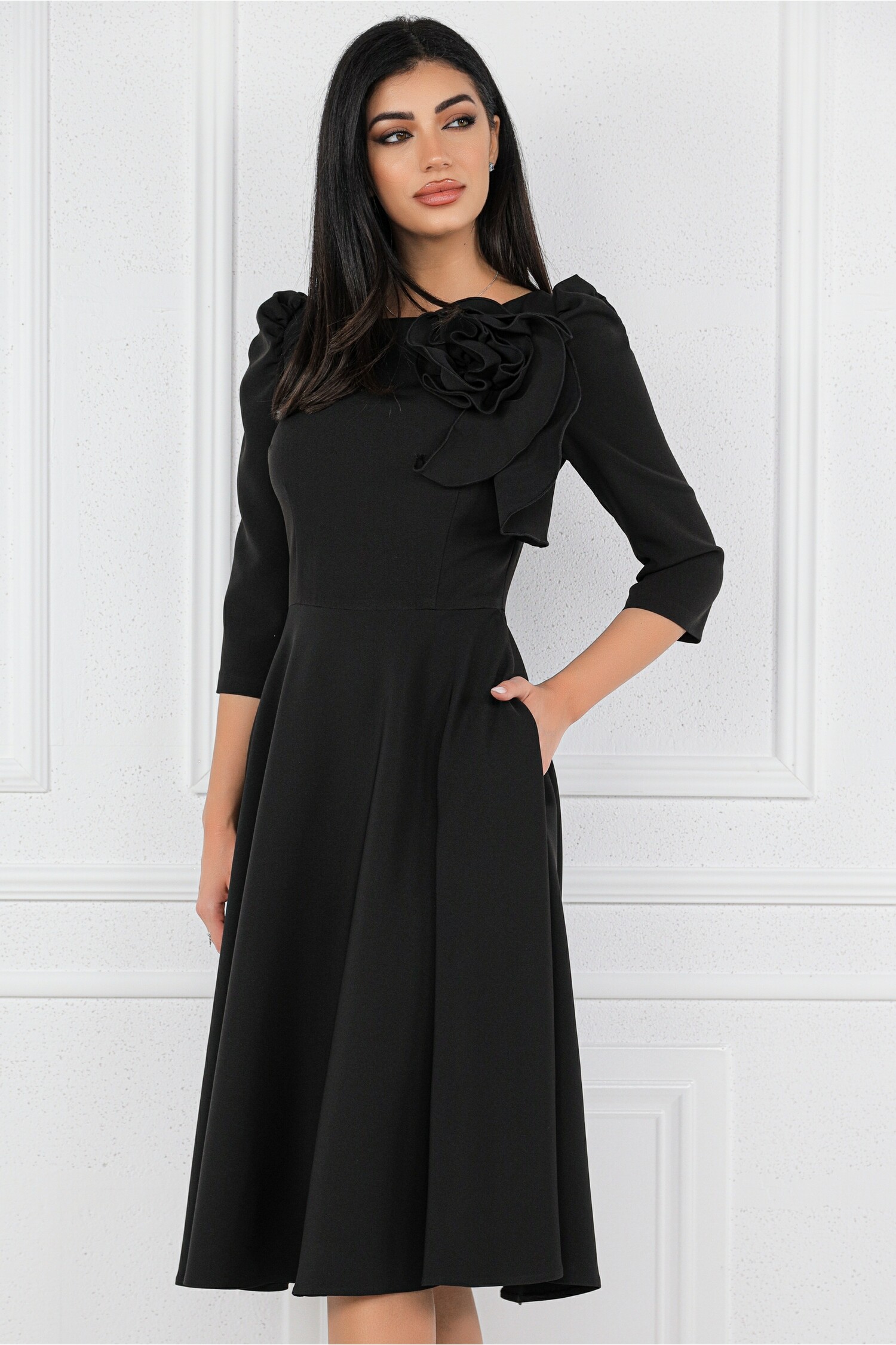 Rochie MBG neagra cu floare maxi pe bust