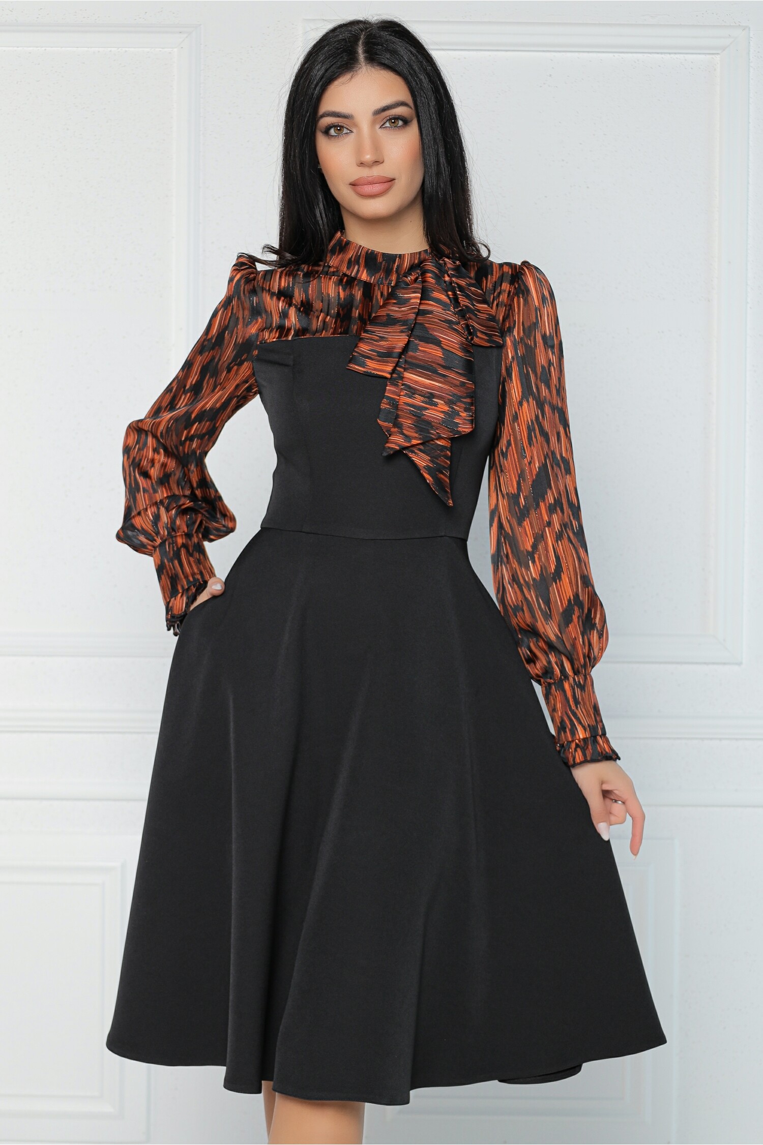 Rochie office din stofa neagra cu voal la bust si animal print caramiziu