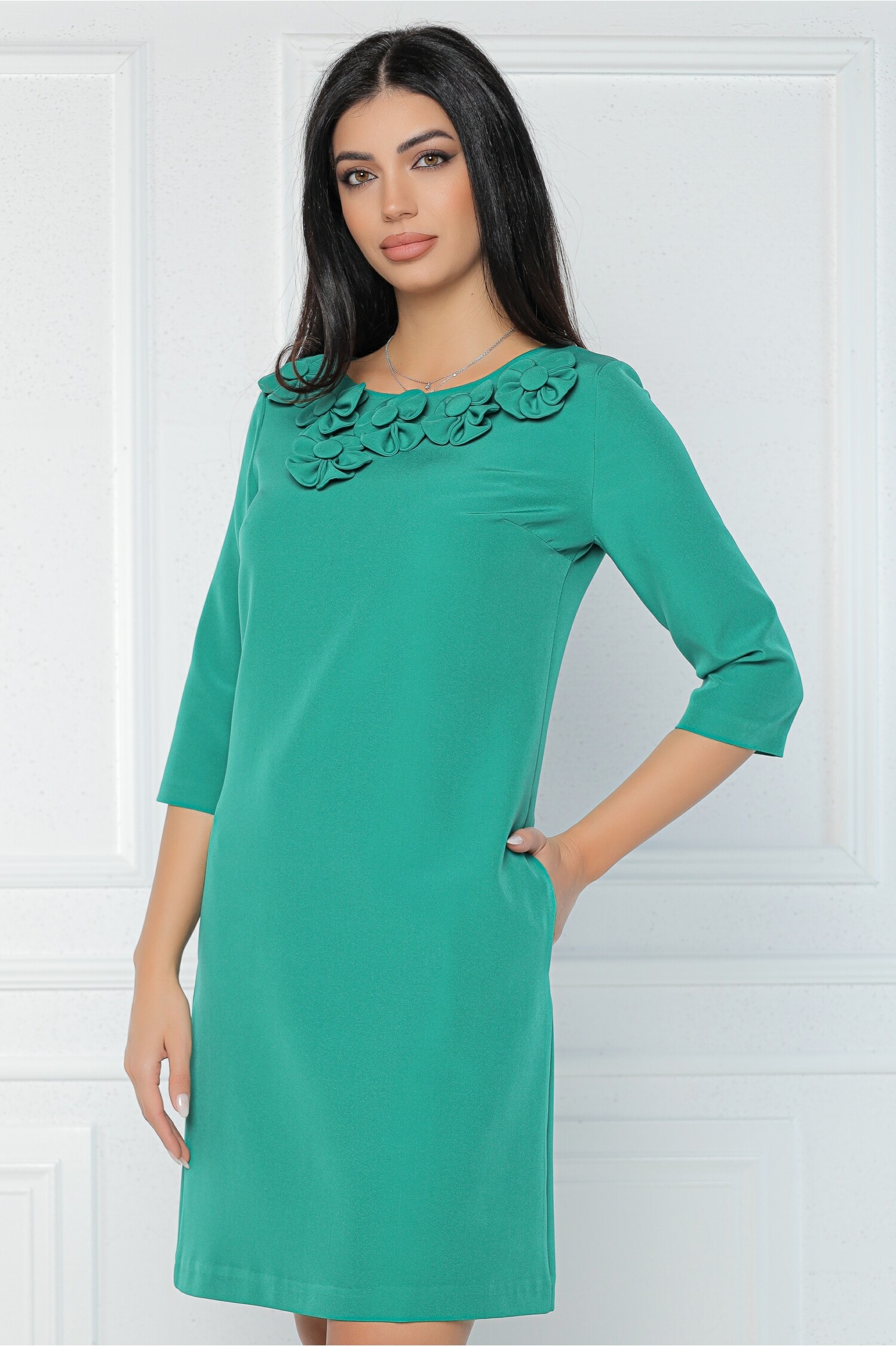 Rochie office din stofa verde accesorizata cu floricele la bust