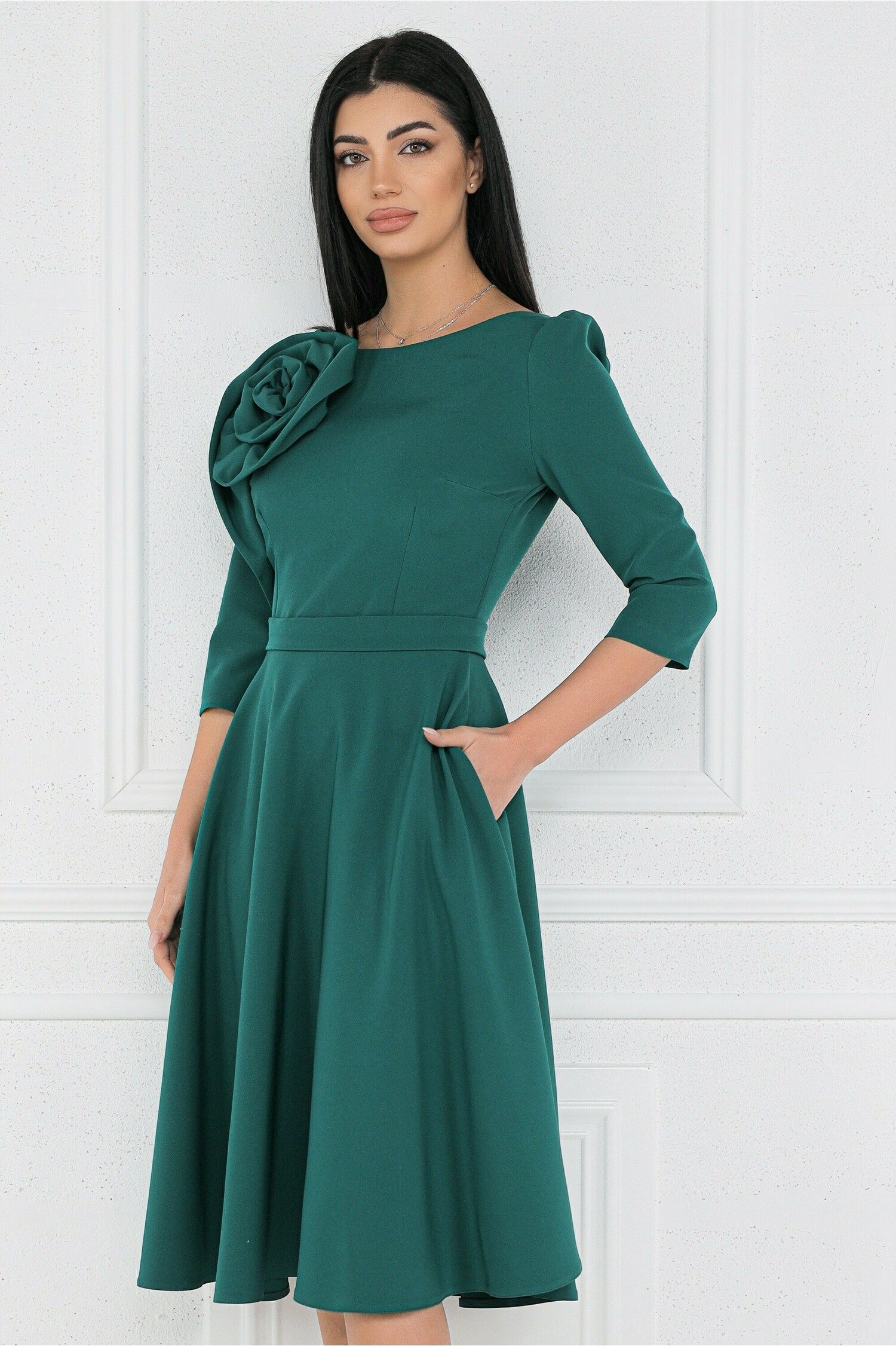 Rochie MBG office din stofa verde cu floare pe bust