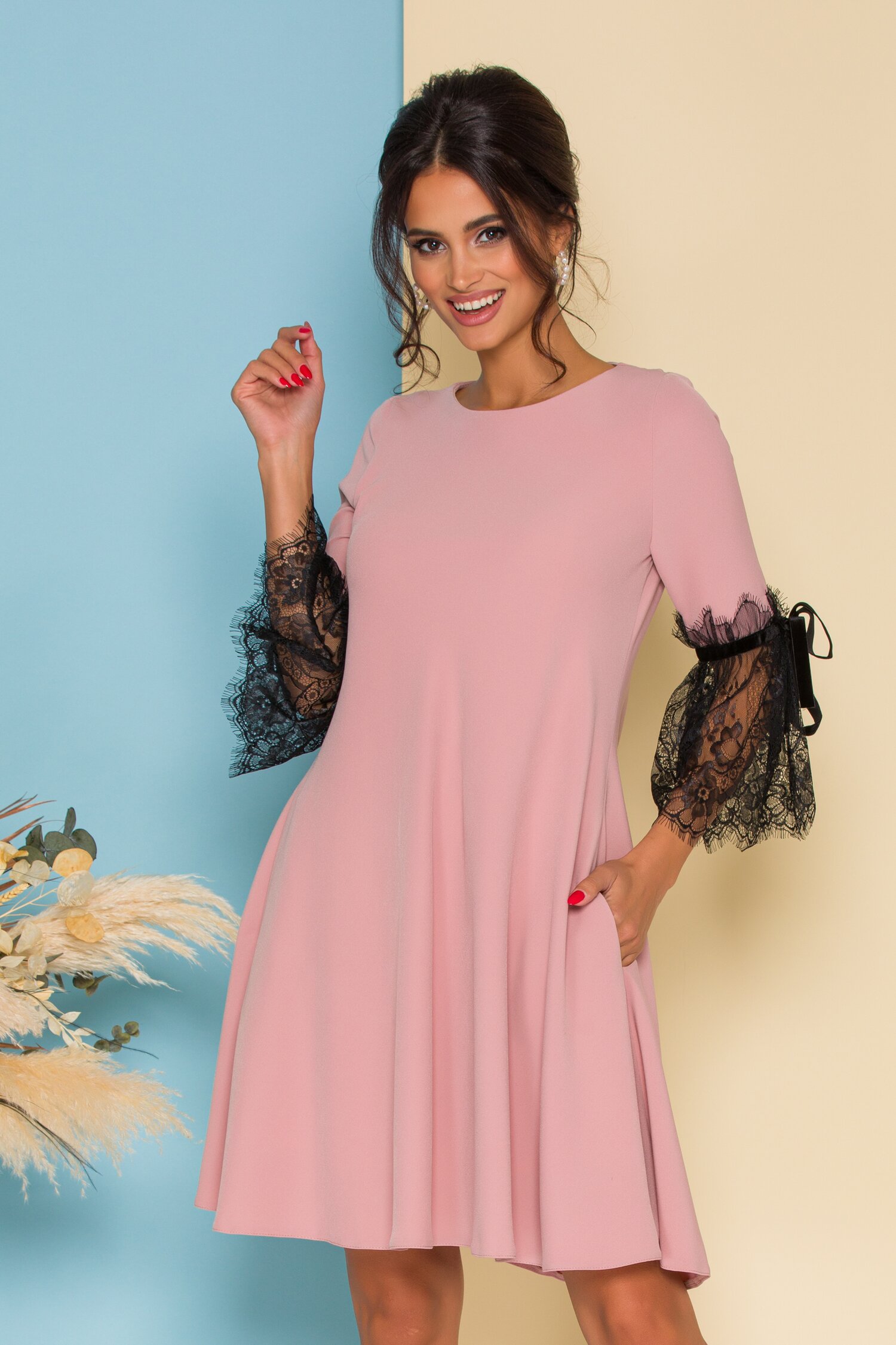 Rochie mbg roz cu dantela neagra la baza manecilor