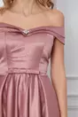 Rochie MBG roz cu umeri goi si accesoriu la decolteu