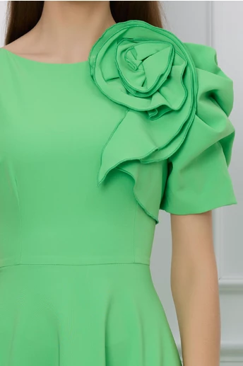 Rochie MBG verde cu umeri bufanti si aplicatie florala 3D