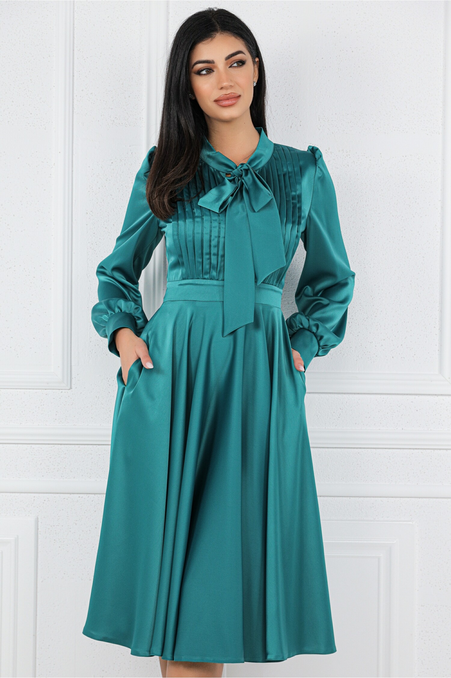 Rochie MBG verde din satin cu pliuri pe bust si buzunare functionale