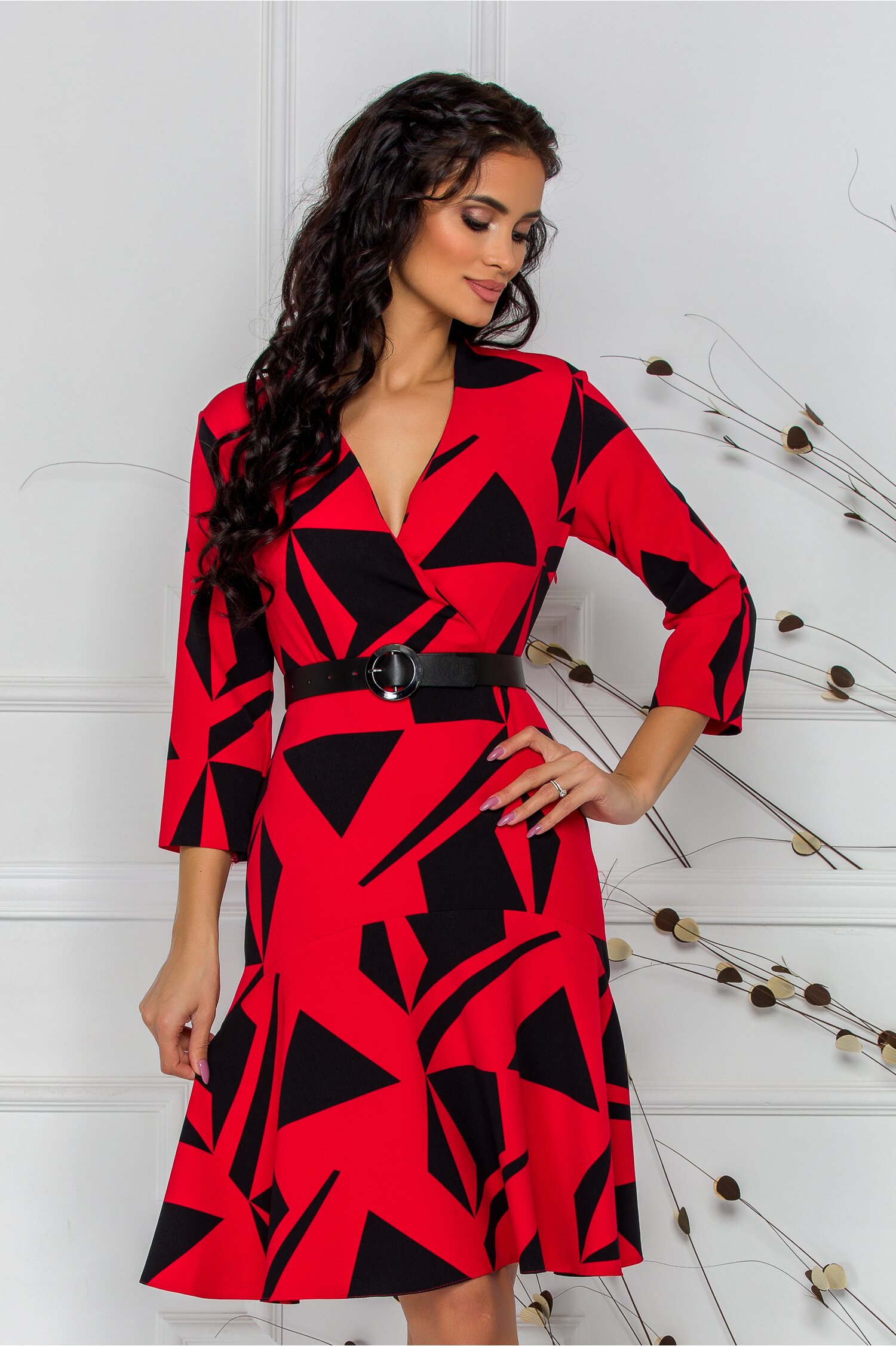 Rochie Megan rosie cu imprimeuri negre si decolteu petrecut