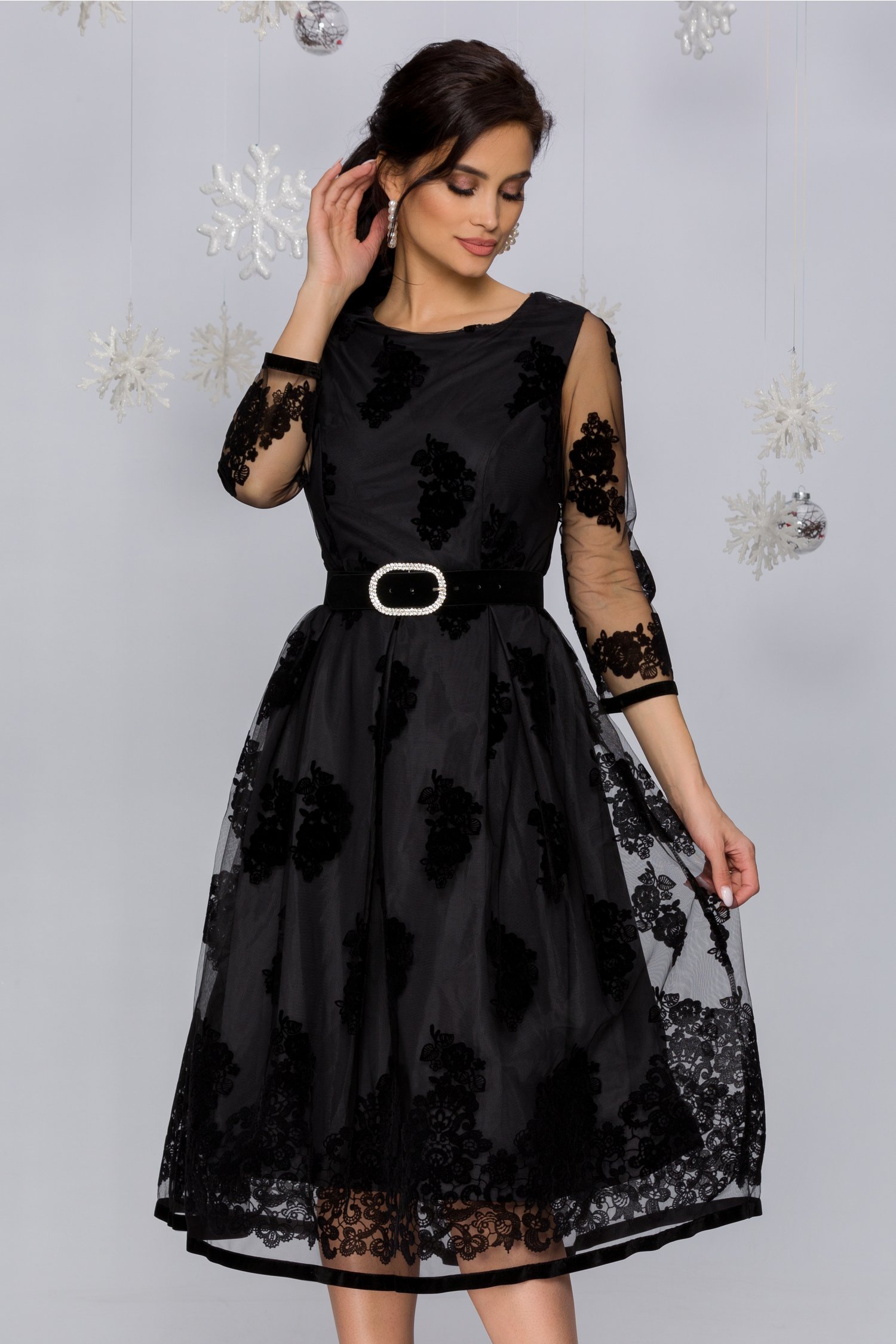 Rochie meghan neagra din tull cu insertii florale catifelate