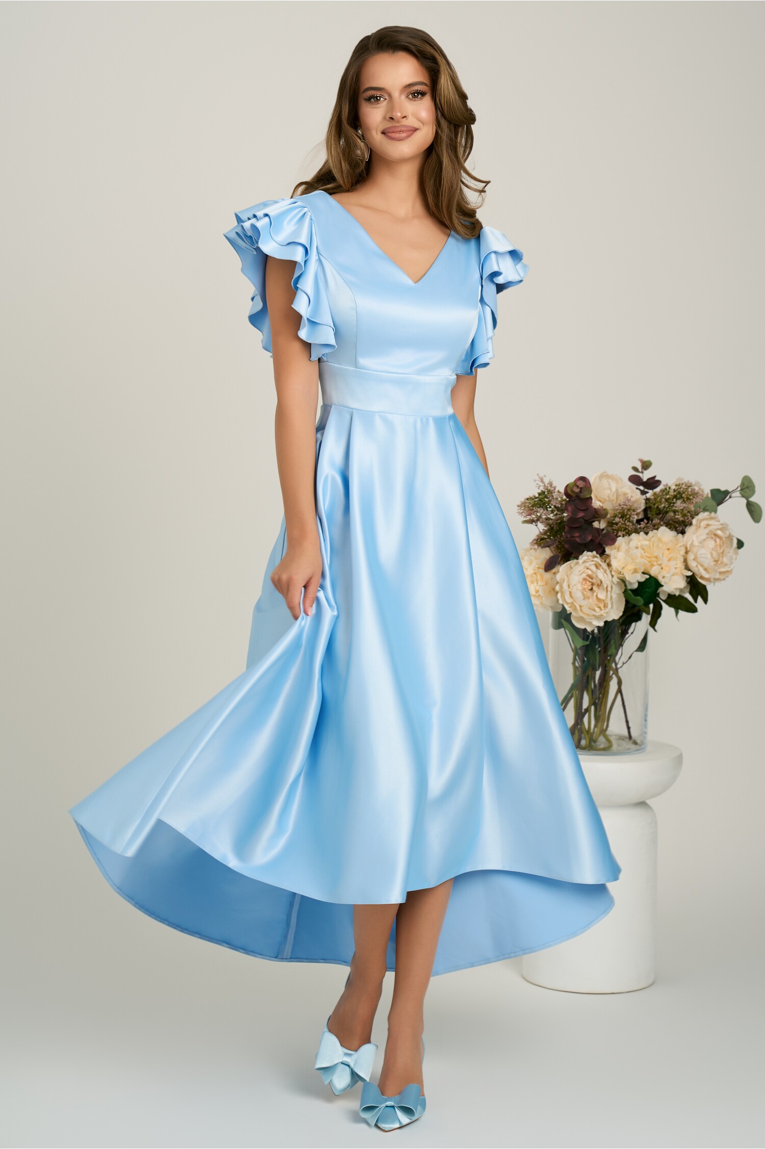 Rochie midi bleu din tafta subtire in clos cu volanase la bust