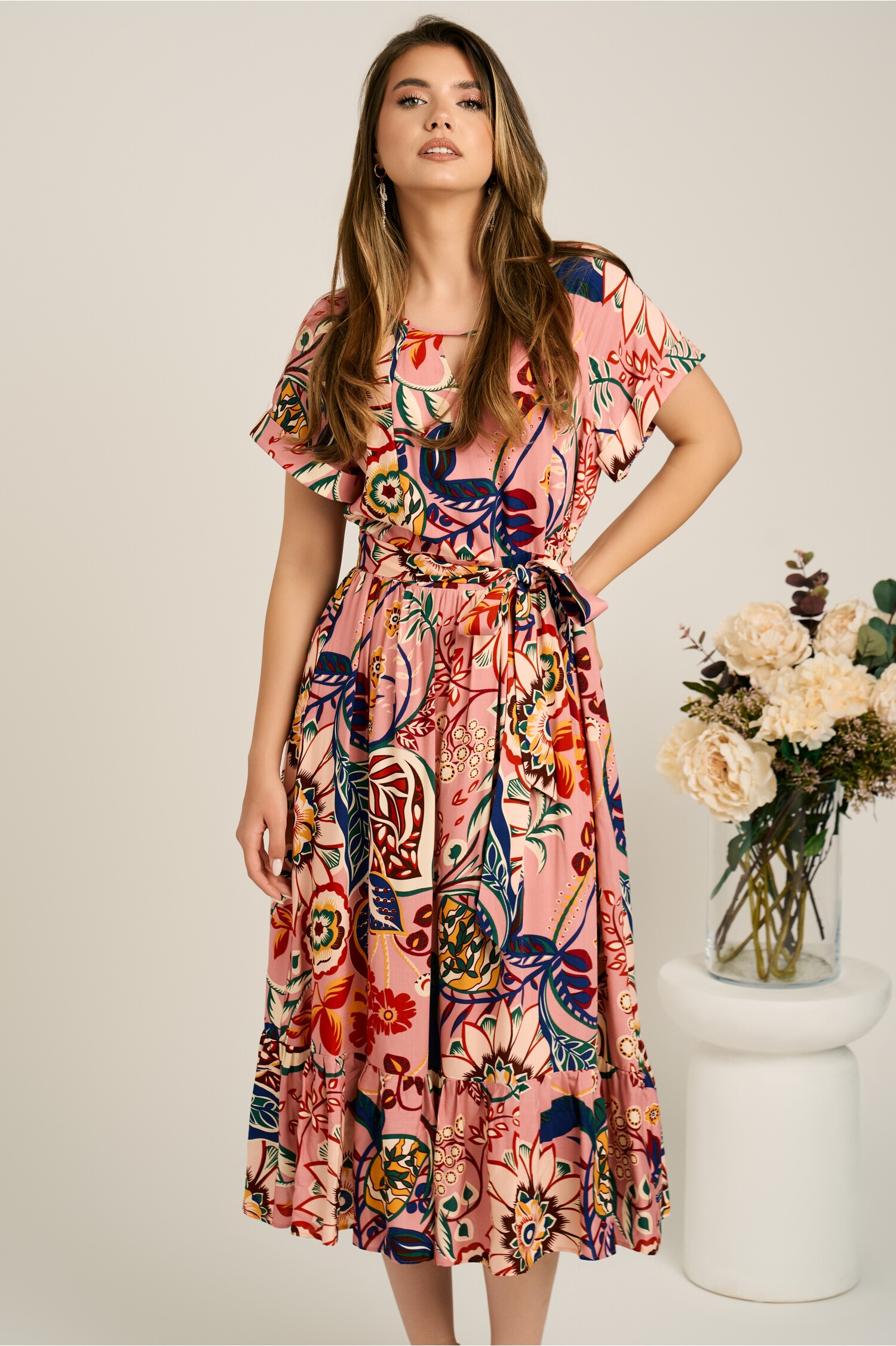 Rochie midi roz din viscoza in clos cu imprimeu colorat si cordon in talie