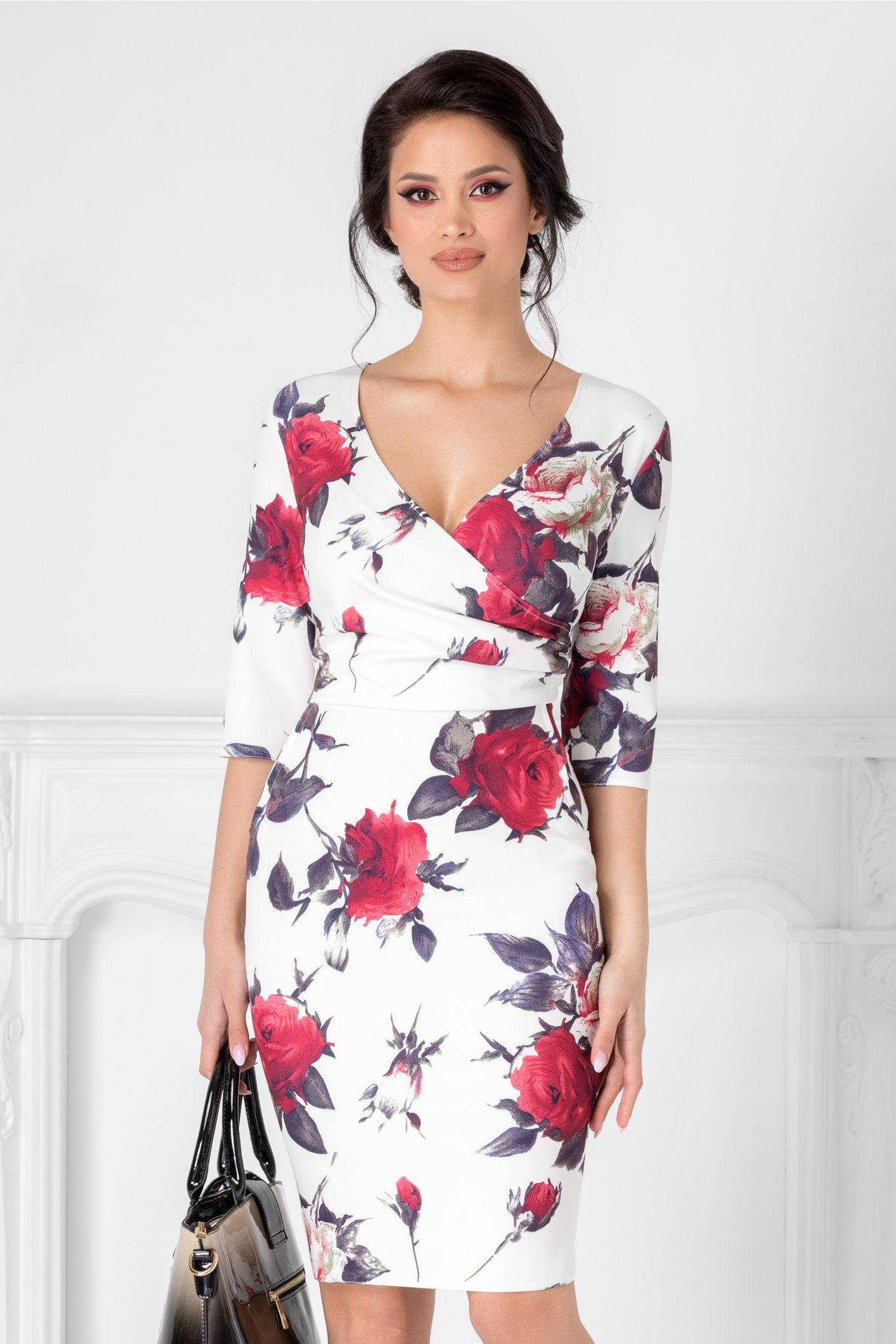 Rochie Mikki alba cu imprimeu floral si decolteu petrecut