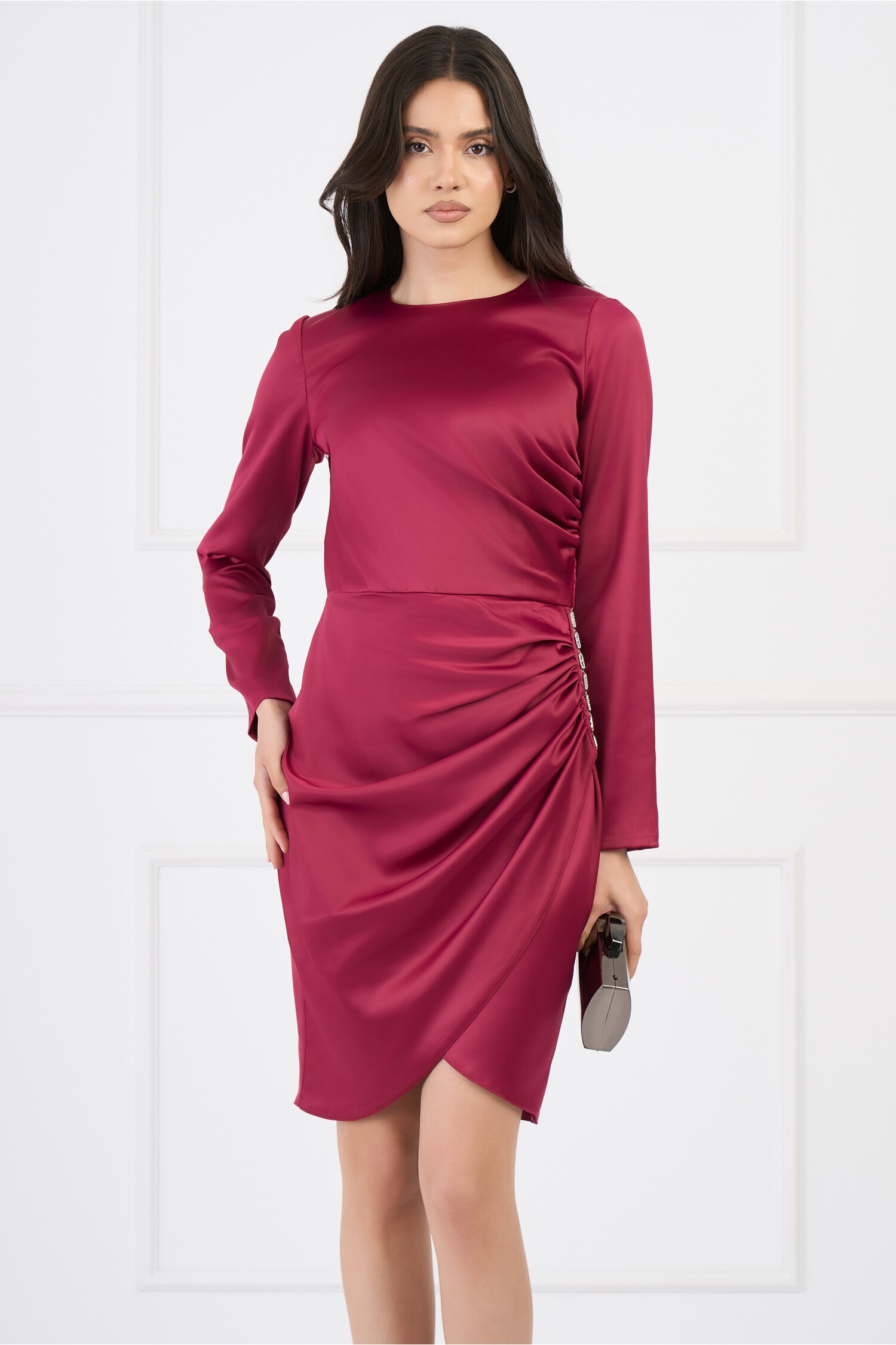 Rochie Moze eleganta din satin magenta cu fronseu si accesoriu pe fusta