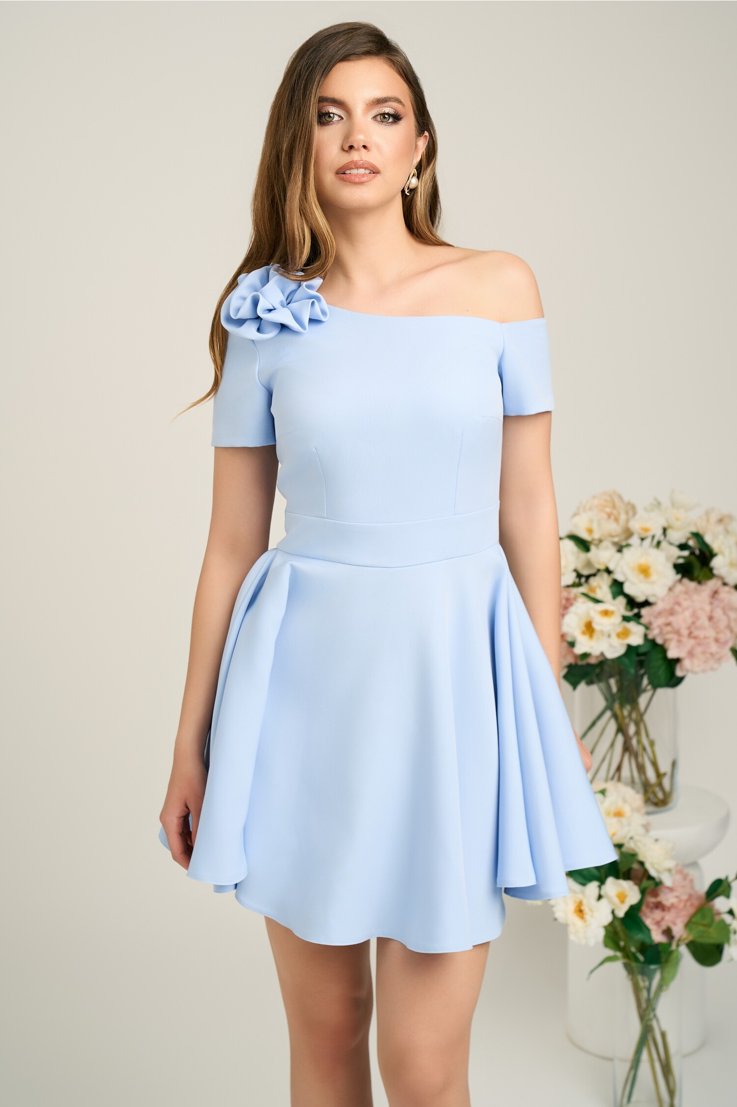 Rochie Moze eleganta din stofa bleu cu floare pe bust si umar gol