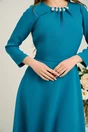 Rochie Moze eleganta din stofa turcoaz accesorizata cu perle la decolteu
