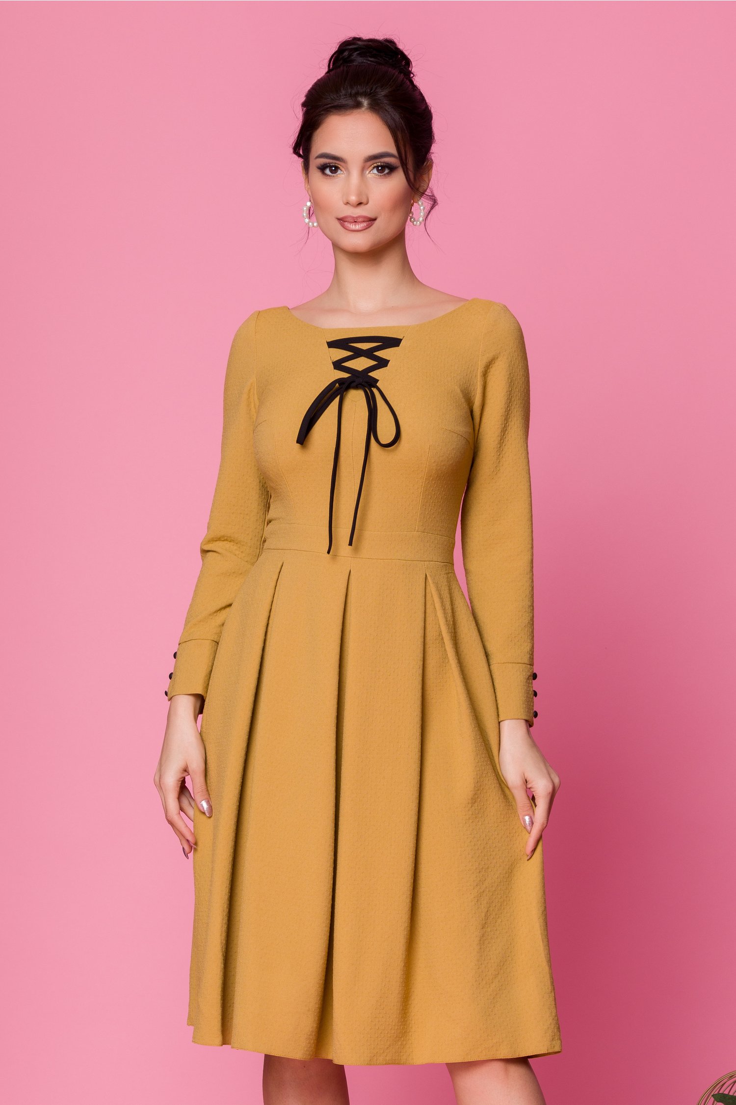 Rochie moze galben mustar clos cu snur negru la decolteu