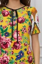 Rochie Moze galbena cu imprimeu floral multicolor si snur la baza gatului