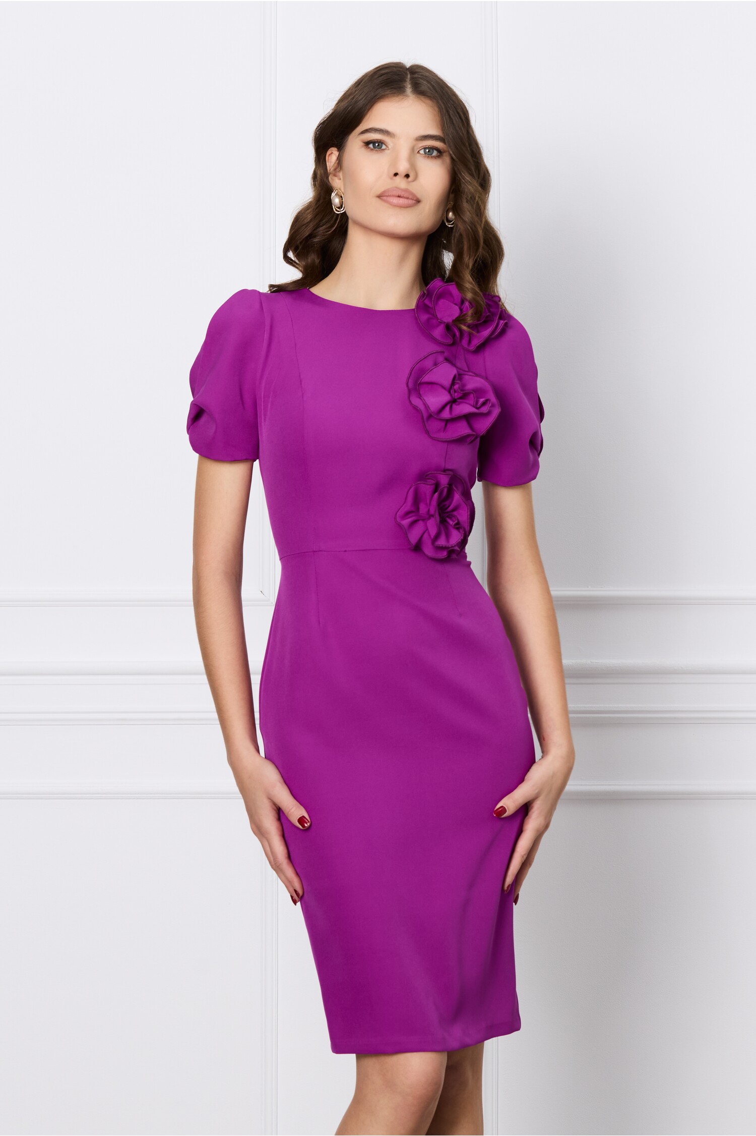 Rochie mov cu aplicatii florale pe bust