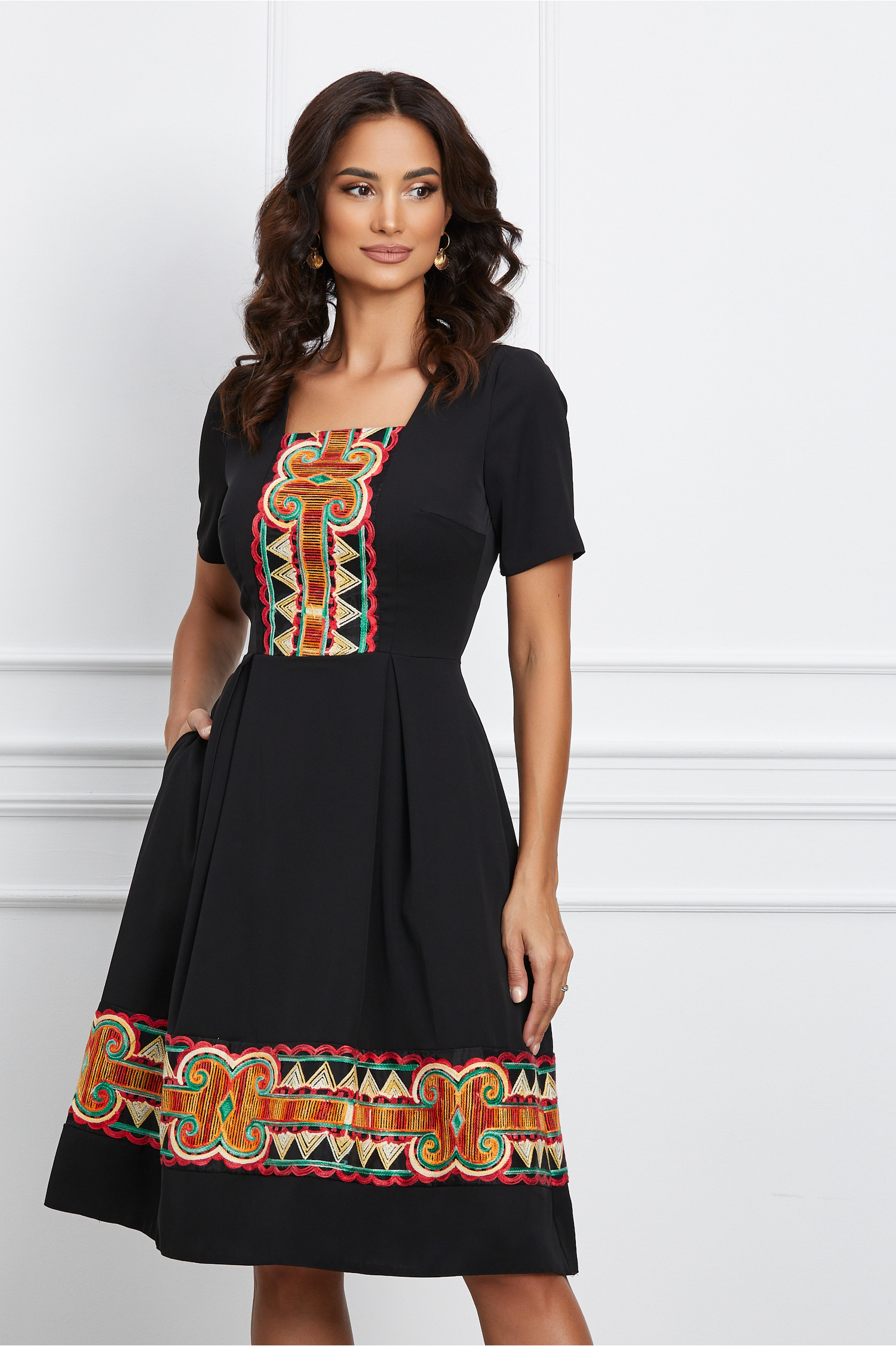 Rochie office neagra clos cu broderie pe bust si fusta