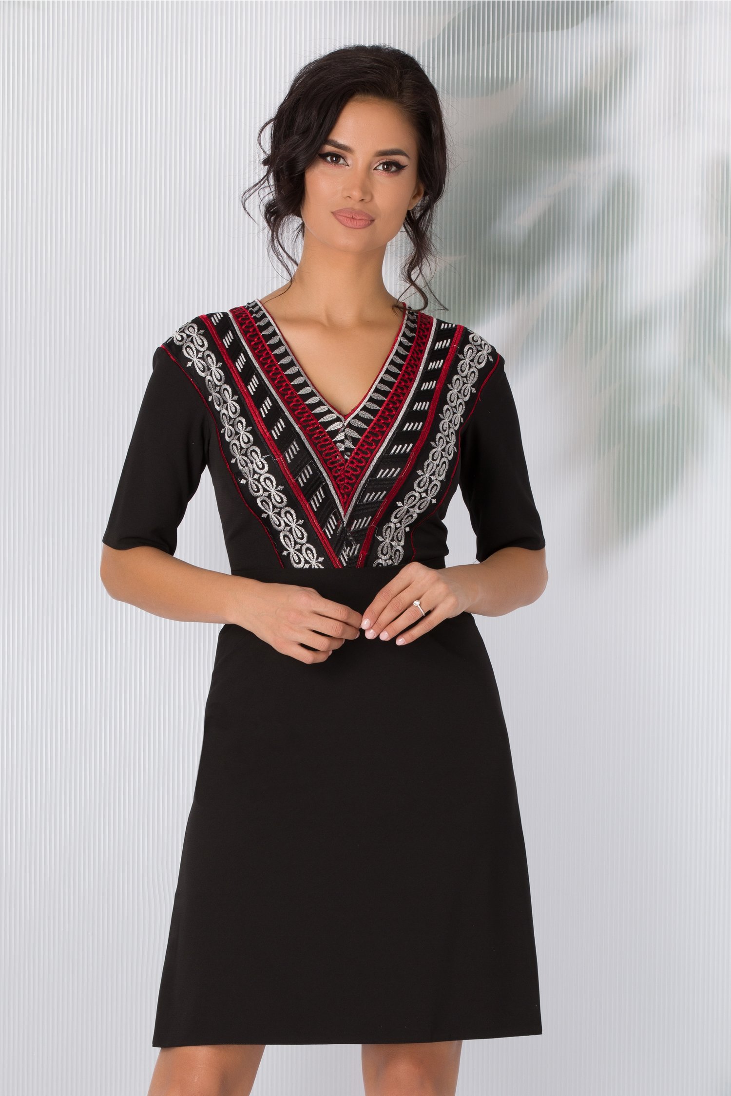 Rochie moze neagra cu broderie la decolteu si fusta evazata