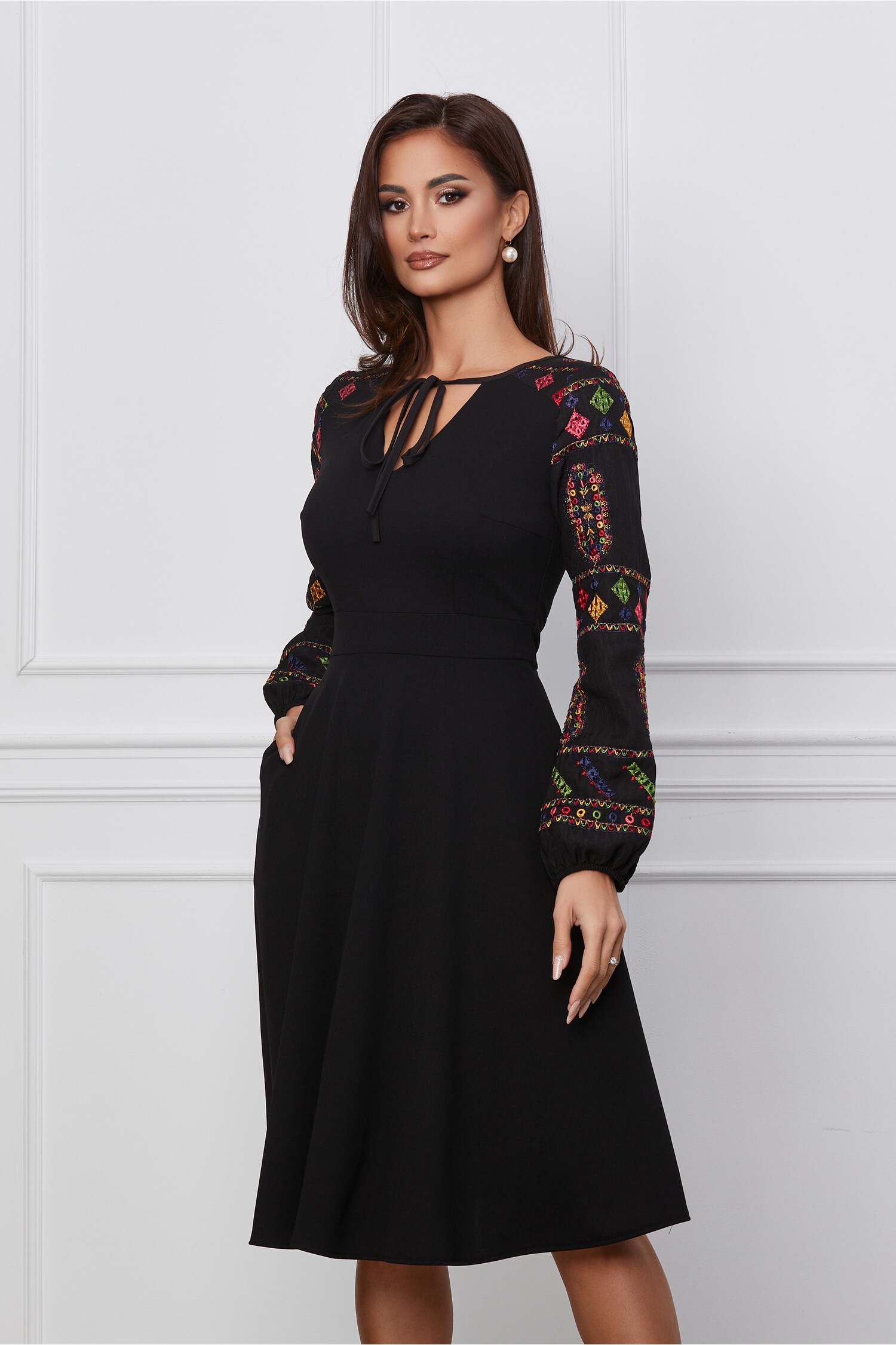 Rochie Moze neagra cu broderie traditionala pe maneci