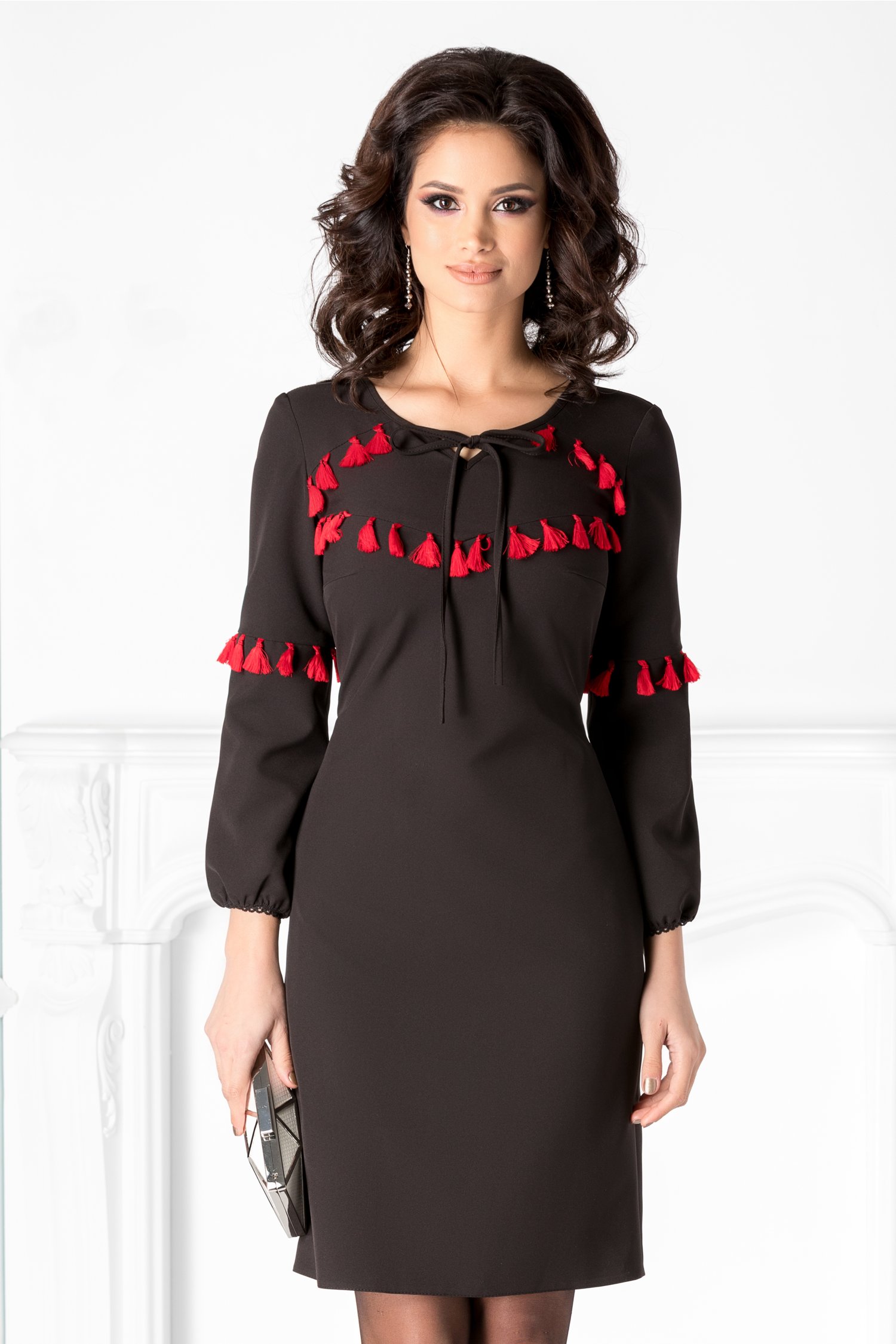 Rochie Moze neagra cu ciucuri la bust si la maneci
