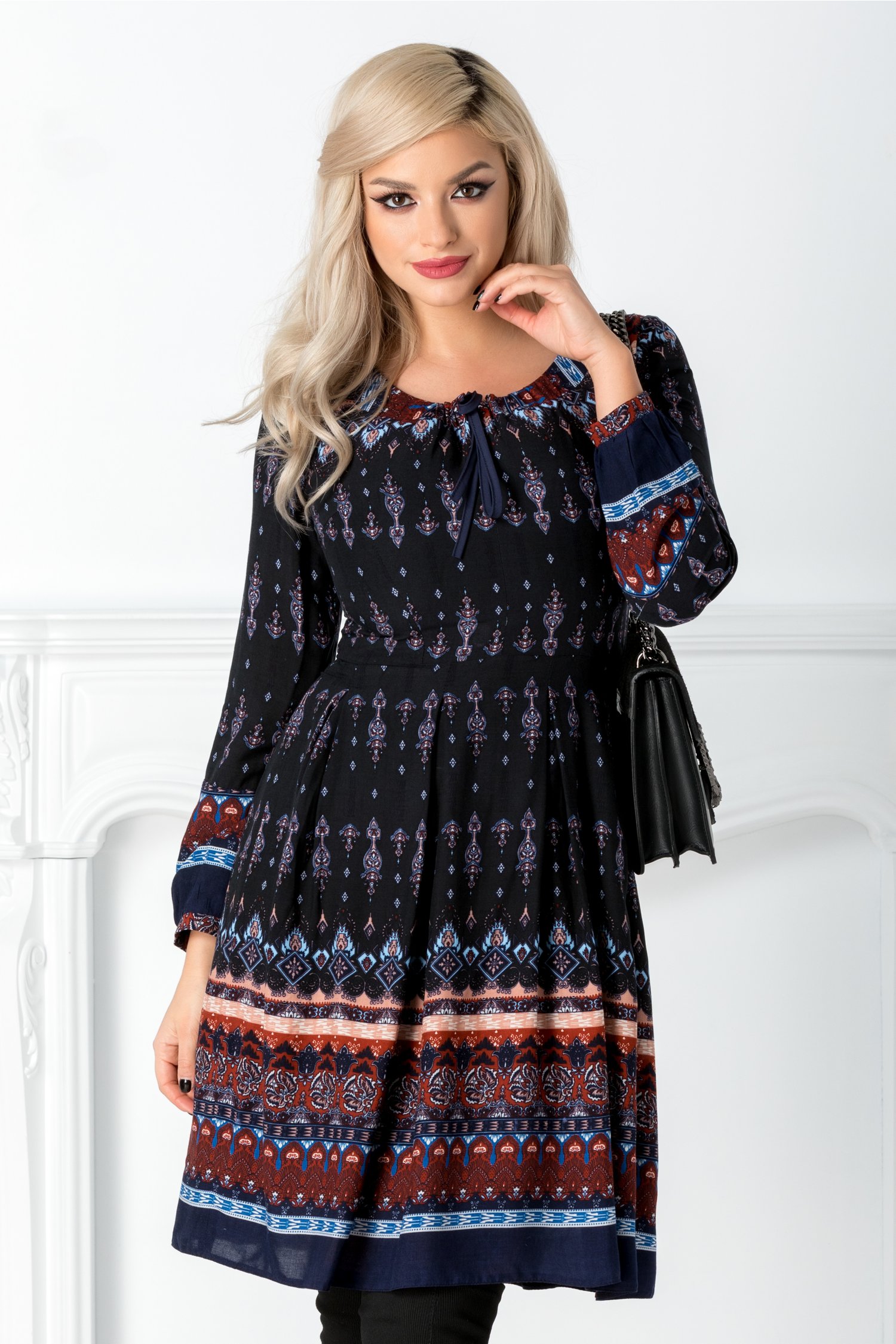 Rochie Moze neagra cu imprimeu roz