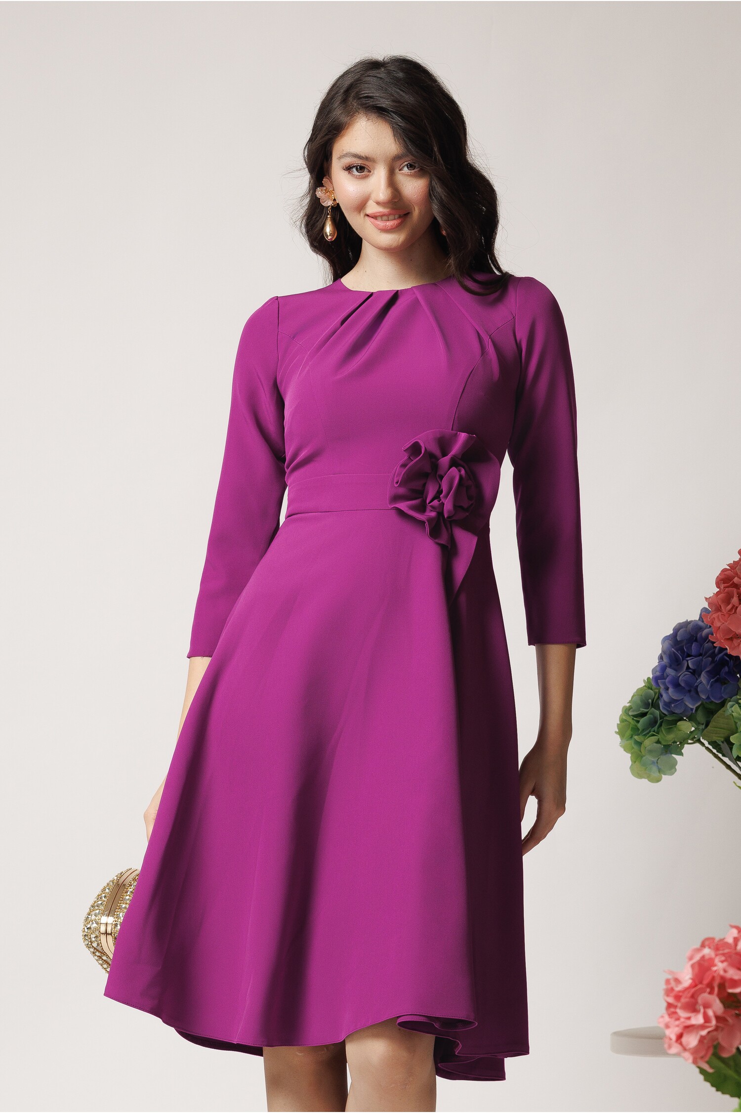 Rochie Moze office din stofa magenta cu floare maxi in talie