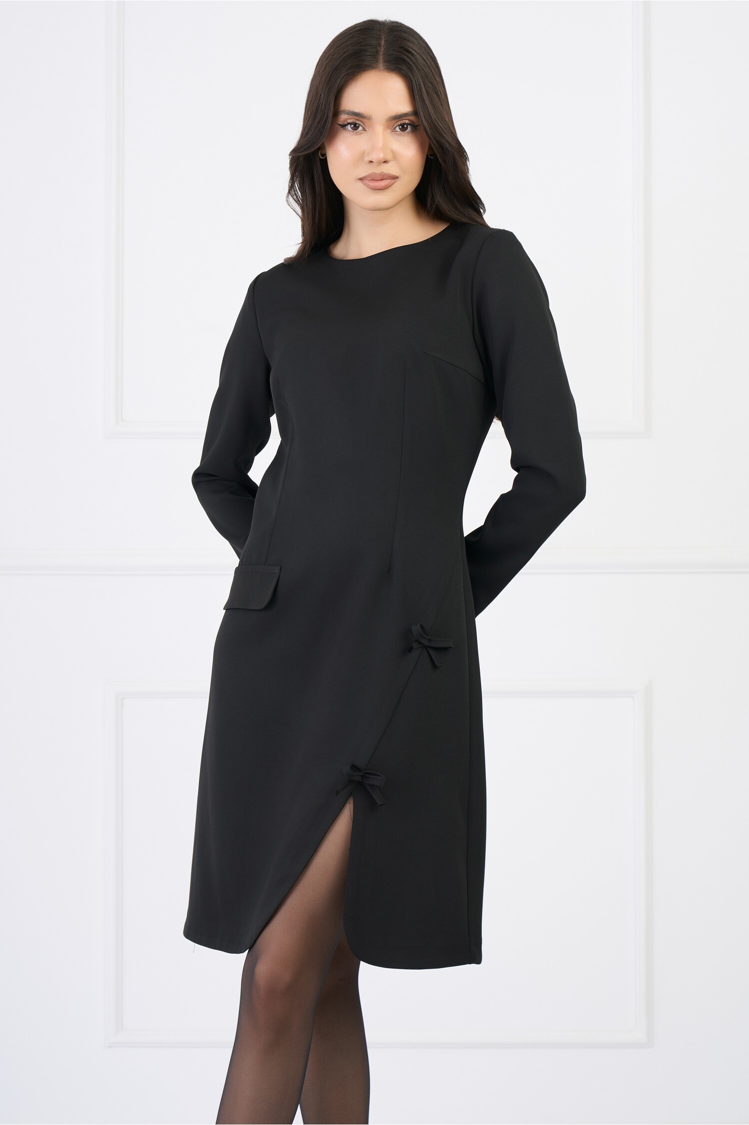 Rochie office din stofa neagra cu funde si crepeu pe fusta