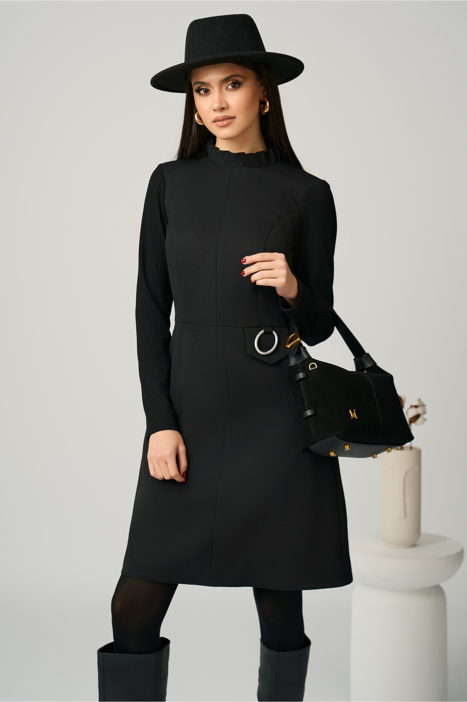 Rochie Moze office din stofa neagra cu maneci din tricot si catarama in talie