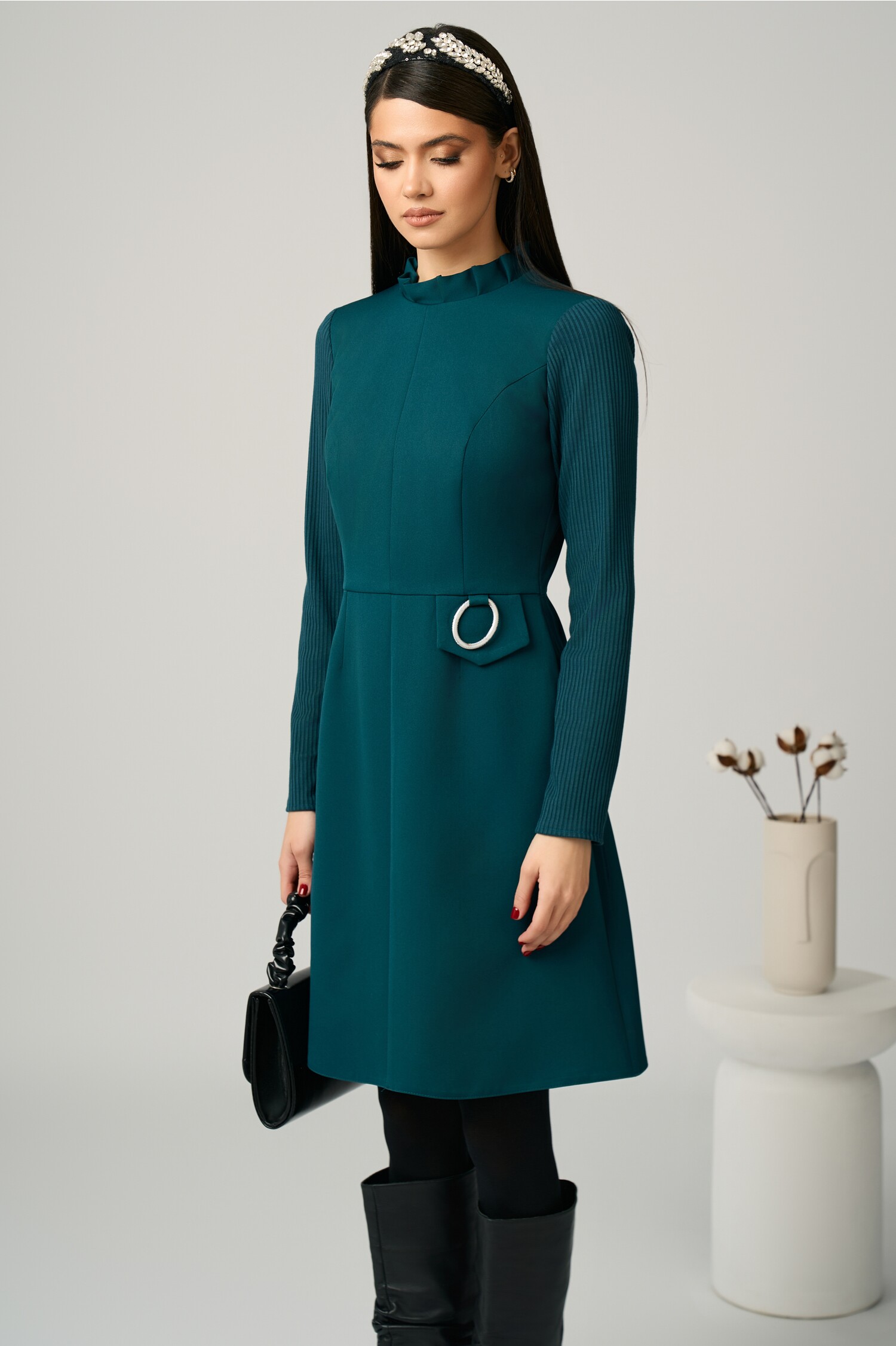 Rochie Moze office din stofa verde cu maneci din tricot si catarama in talie