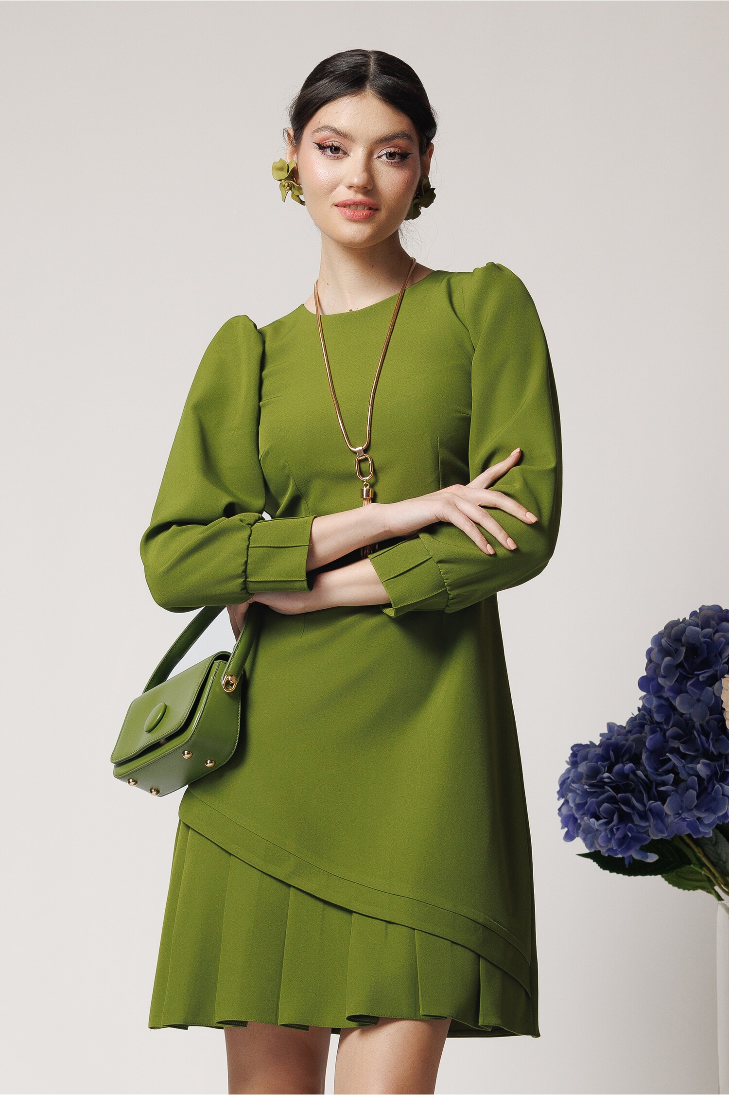 Rochie Moze office din stofa verde olive cu pliuri la baza