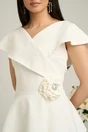 Rochie Moze scurta alba cu volanase si detaliu floral
