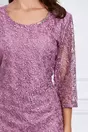Rochie Natalia roz cu dantela si accesoriu la decolteu
